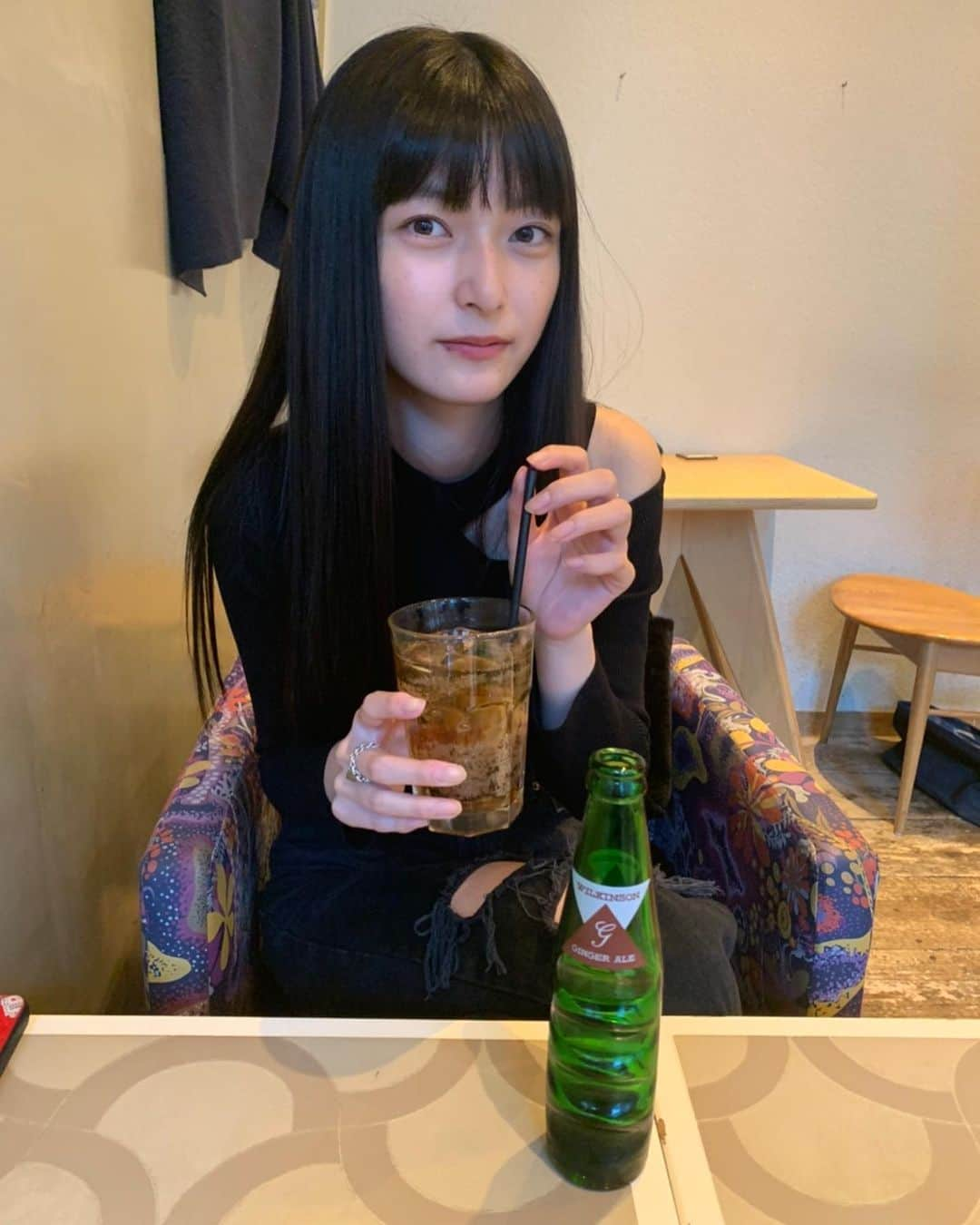 中澤瞳さんのインスタグラム写真 - (中澤瞳Instagram)「今日の一コマ。 マネージャーさんとお仕事の合間に🍹 写真を撮ってくれたマネージャーさんは、 キメ顔の合間の笑顔を撮るのが好きらしい。マニアック。笑」11月16日 21時47分 - hitomi.nakazawa