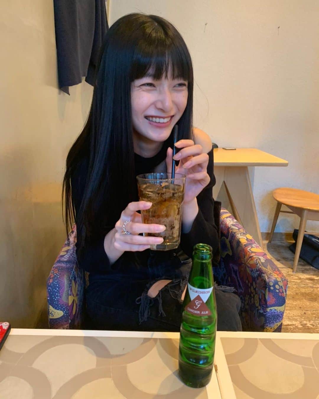中澤瞳さんのインスタグラム写真 - (中澤瞳Instagram)「今日の一コマ。 マネージャーさんとお仕事の合間に🍹 写真を撮ってくれたマネージャーさんは、 キメ顔の合間の笑顔を撮るのが好きらしい。マニアック。笑」11月16日 21時47分 - hitomi.nakazawa