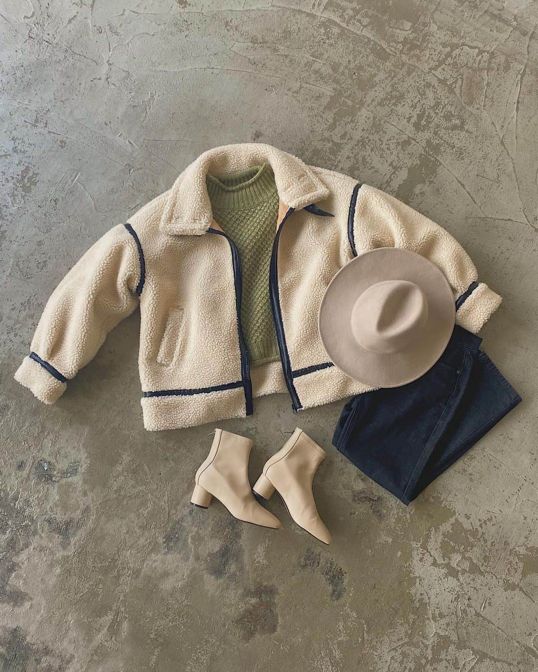 のインスタグラム：「＼＼NEW ARRIVAL／／  ㅤㅤㅤㅤㅤㅤㅤㅤㅤㅤㅤㅤㅤ #パイピングボアムートンブルゾン BRN.BLK ¥9,350(taxin)ㅤㅤㅤㅤㅤㅤㅤㅤㅤㅤㅤ  大人気のフライトジャケットも 今年は暖かみのあるボア生地とトレンドの エコレザー切り替えデザインでアップデート◎ ボリュームが出やすいボア素材も アームにパイピングを施し メリハリのあるスタイルに。 首元のベルト付きのハイネックデザインと しっかり中にも着込める ゆったりとしたサイズ感が、 寒い冬でも暖かく機能性にも優れています♪ ㅤㅤㅤㅤㅤㅤㅤㅤㅤㅤㅤㅤㅤ ㅤㅤㅤㅤㅤㅤㅤㅤㅤㅤㅤㅤ #arholiday #auntierosaholiday #アンティローザホリデー #arh #arh_ootd #fashion #instafashion #coordinate #ootd #outfit #outfitoftheday #instacode #fashonista #fashiongram #holiday_aw2020  #Autumn #Autumncollection  #ムートンジャケット　#ボアムートン #ムートン #ムートンコート #ボアブルゾン #ブルゾン #パイピングジャケット　#パイピングコート #パイピング #フライトジャケット　#ボアジャケット #b-3ジャケット #b-3」