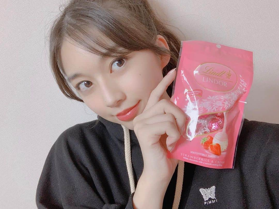 牧野真莉愛さんのインスタグラム写真 - (牧野真莉愛Instagram)「♡ ♡ Lindt💖LINDOR💖 姉がくれた💕💕 まりあはマリン行かなかったけどね🐰最終戦2020.11.9 ※南船橋で、試合終了😢 🎵 あとふたつめのえきで いちだいのバスで 願いがかなう そのときがくるって 🎵 ↑ まりあはうたった心のなかで🐰 🍎おわりんご🍎  ♡ ♡  #Lindt #リンツ #LINDOR #リンドール #HelloProject #モーニング娘20 #morningmusume20 #牧野真莉愛」11月16日 21時53分 - maria_makino.official