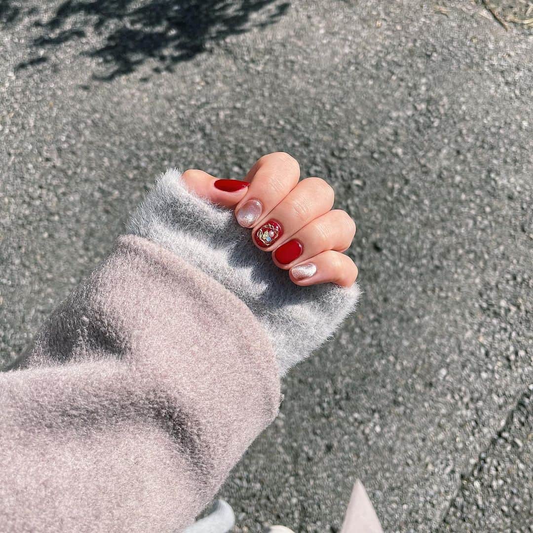のインスタグラム：「New Nail💅 . . ちょっとクリスマス仕様🎄 キラキラのところはマグネットネイルって言うらしい🧲きゃわいいねぇ。。 . . #nail #nails #マグネットネイル #マグネットジェル #ギャラクシーネイル #ギャラクシー #ネイル #ネイルデザイン #クリスマスネイル #christmasnails」
