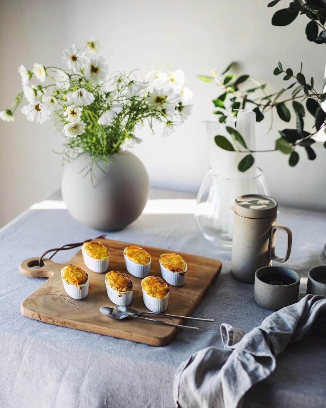 増田由希子さんのインスタグラム写真 - (増田由希子Instagram)「Japanese dessert “ sweet potato “ is perfect for fall.😋　#homemade #baking #japanesedessert #cosmosflower #teatime  収穫したサツマイモで、スイートポテトを作りました😊 レシピは「花とお菓子」 @cookbook_shelf に掲載しています。 🔔 🔔 @aotamanyaaaan さんオンラインショップにて、リースとスワッグ販売開始となりました。 #花とお菓子 #スイートポテト　#コスモス」11月16日 21時49分 - nonihana_