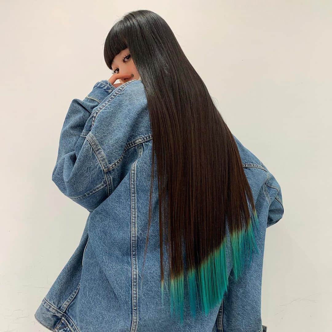 セナのインスタグラム：「@taiga_kirihigashi  いつもありがとうございます🧼💙 . . . . . . . . . . . . . . . . . . . . . #黒髪ロング #黒髪 #ロングヘア #スーパーロングヘア #スーパーロング #ヘアアレンジ #赤リップ #ワイドバング #ぱっつん前髪 #ロングヘアアレンジ #裾カラー #オン眉 #サロモ #サロンモデル  #ootd #撮影モデル #作品撮り #作品撮りモデル #作撮り #ootd4nylonjp #ターコイズカラー #90s #古着 #streetfashion #古着コーデ #古着女子 #デニムコーデ #デニム #ootdfashion #streetstyle」
