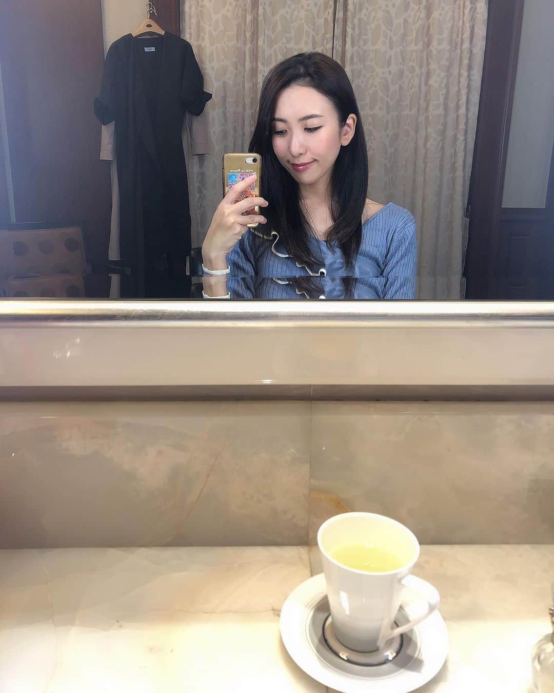 mimiさんのインスタグラム写真 - (mimiInstagram)「ホテルのエステって気分が上がる☺️💓 マンダリンオリエンタル東京にある 美容室パラダイス @paradise_tyo  でフェイストリートメント&ドライヘッドスパ を受けてきたよ♡  個室だからとっても落ち着く☺️  フェイシャルは プロフェッショナル用 マイクロカレント超低周波美容機器の バイオセルサーⅡ ✨  肌のトーンが上がった♡ マンダリンティーを飲みながらメイク💄 @dermarise のセラムファンデを使わせてもらったのだけど とっても良き💕  今回 @chan.mi3 のインスタ見たで 私が受けたフェイストリートメント&ドライヘッドスパが年内中30%offで受けれます💕  ご予約は　@paradise_tyo のDMまで✨  ・ #美容室パラダイス #日本橋美容室 #日本橋エステ #東京エステ #ヘッドスパ #pr #ホテルのヘッドスパ #極上空間 #癒し時間 #自分にご褒美 #リラクゼーション #頭皮ケア #サラサラ髪 #美活 #美容day #癒しの空間 #リフトアップ #綺麗な髪は幸せを呼ぶ #髪は女の命 #女子力 #艶髪 #柔らかヘア #mimi美容 #japanesegirl #マンダリンオリエンタル東京 #mandarinorientaltokyo #超低周波 #マイクロカレント」11月16日 21時50分 - chan.mi3