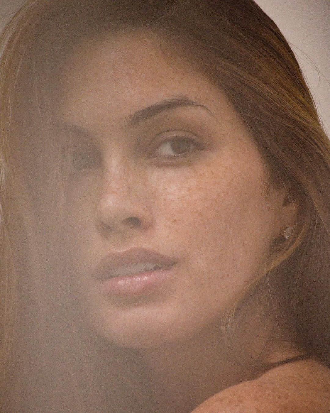 María Gabriela Isler Moralesのインスタグラム：「Good morning universe 💛   Hoy solo quiero desearles un bonito inicio de semana y recordarles que ser nosotros mismos siempre será la mejor herramienta -y el camino más sincero- para ir conquistando y construyendo eso que tanto soñamos o anhelamos✨  Ya falta poquito para finalizar este año, y les pregunto: ¿Qué sueño o meta les queda pendiente por cumplir? 🤔   A mí, mi libro 📚, entre muchas otras cosas que tenía pensadas para este peculiar 2020, tipo unos trillizos...🙊 pero dejemos eso en manos de Dios 😅.   Vamos a desempolvar esa lista de intenciones y ver qué podemos ir haciendo que nos acerque a esos sueños que un día escribimos en papel 🙌🏼.   ¡Tú eres suficiente y capaz de lograrlo!   ¡A activarse mi gente, que mañana es tarde! 💪🏼  Besos 💋   Foto por mi querido: @bymannyroman   #Dreamer #Doer #letsdothis #youareenough #ChooseYou」