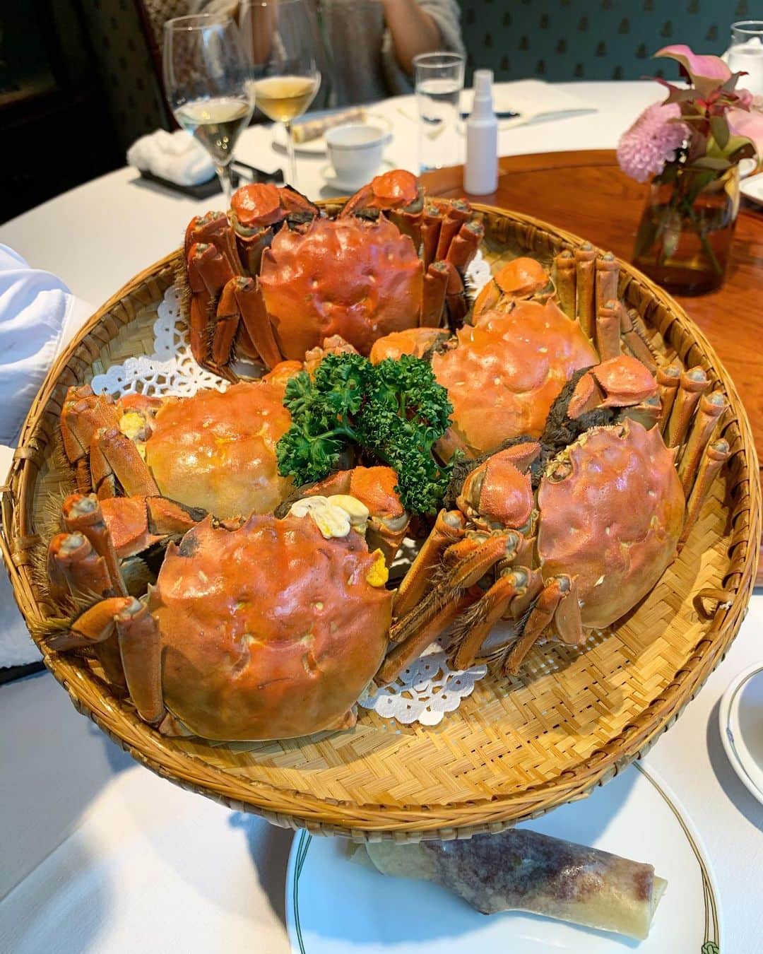 近本あゆみのインスタグラム：「ママ友と#上海蟹 食べながらランチミーティングな週末🧐🌟 念願の#富麗華 で上海蟹コース頂いちゃいました🙏 上海蟹はねっとり濃厚なオスが好きです🦀❤️ 蟹料理以外が乗っているお皿にも蟹の絵が描いてあるのがかわいい😍 美味しいし楽しいし最高な時間でした👌 * * #chinesefood #中華料理 #fureika #グルメ好きな人と繋がりたい #東京グルメ #tokyo #japanesefood #中国飯店 #中国飯店富麗華 #ミシュラン　#tokyofoodie」