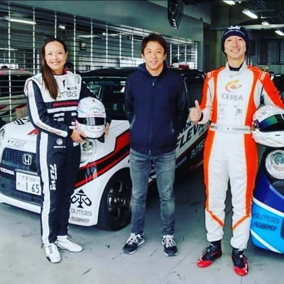 下村真由美さんのインスタグラム写真 - (下村真由美Instagram)「🚘💨💨💨 🏁Noneオーナーズカップ🏁 Rd6 スポーツランドSUGO 予選23位　決勝25位(29台中) ハーフウェットの中での予選はTCSを入れてのアタックで前日の専有走行のぐずぐず具合よりは思いきって出来た💪 でも… 決勝は路面も乾いてきてTCSを入れたままでは、中盤抜かれまくって途中で解除出来たものの、時すでに遅し… 勇気を持ってスタートから解除出来ていたらな😣と、思う反面車の性能ってすごいなと思った瞬間でもあった✨やっぱり横滑りしないようにちゃんと守ってくれてるんだなって😝  Rd14 富士スピードウェイ 予選30位　決勝28位(54台中) 2020年最後のレースは一番走っている富士のラウンドだったので、なんとかこの2年参戦してきた経験が生かせられればなと💪 レースウィーク前の練習でSUGOチャンピオンに引っ張ってもらいながらも去年のタイムより3秒位速く走れたので自分の中で今回は中盤でレースが出来るのかな？と期待して望みました😳  予選は台数が多くて最後の1本にかけてアタックしたらそのタイムが採用されてめっちゃくちゃ嬉しかった😆 決勝はSCが入って全ラップバトルにはならなかったけど、前後見ながら車を前に速く進める事を今ある知識の中で最後まで出来た事は2年前よりも進歩したかなって自信を持てたレースでした😊✨  ゴルフの世界からモータースポーツの世界にも足を踏み入れた事は自分への挑戦です👊 でも続けられているのは本当に周りの人達に私は恵まれているから💫 いつもありがとうございます😆‼です❤  #エヌワンオーナーズカップ#エヌワン#AUTISTA#HONDA#YOKOHAMA#ADVAN#モータークラブ#アラゴスタ#モティーズ」11月16日 22時01分 - mayum2323