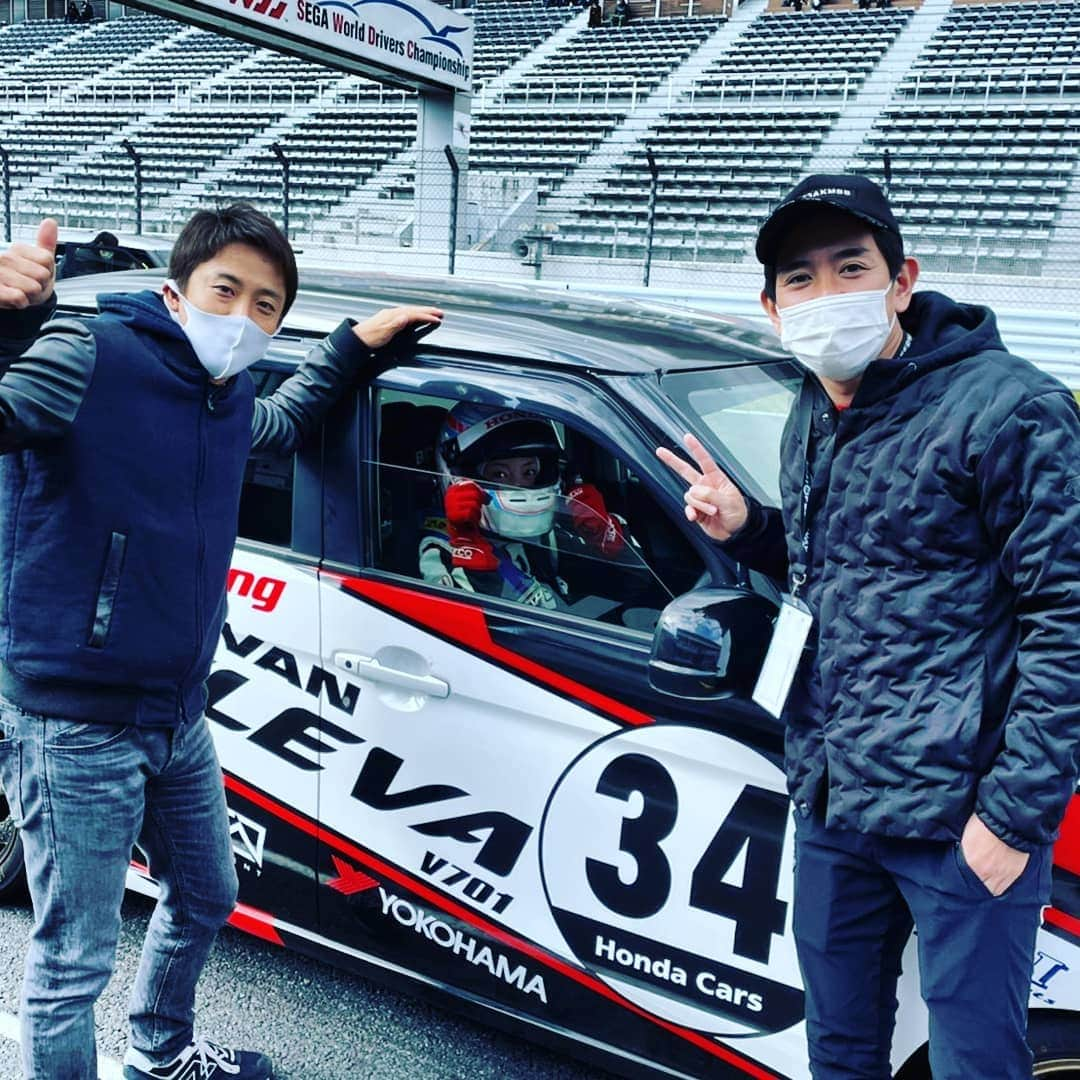 下村真由美さんのインスタグラム写真 - (下村真由美Instagram)「🚘💨💨💨 🏁Noneオーナーズカップ🏁 Rd6 スポーツランドSUGO 予選23位　決勝25位(29台中) ハーフウェットの中での予選はTCSを入れてのアタックで前日の専有走行のぐずぐず具合よりは思いきって出来た💪 でも… 決勝は路面も乾いてきてTCSを入れたままでは、中盤抜かれまくって途中で解除出来たものの、時すでに遅し… 勇気を持ってスタートから解除出来ていたらな😣と、思う反面車の性能ってすごいなと思った瞬間でもあった✨やっぱり横滑りしないようにちゃんと守ってくれてるんだなって😝  Rd14 富士スピードウェイ 予選30位　決勝28位(54台中) 2020年最後のレースは一番走っている富士のラウンドだったので、なんとかこの2年参戦してきた経験が生かせられればなと💪 レースウィーク前の練習でSUGOチャンピオンに引っ張ってもらいながらも去年のタイムより3秒位速く走れたので自分の中で今回は中盤でレースが出来るのかな？と期待して望みました😳  予選は台数が多くて最後の1本にかけてアタックしたらそのタイムが採用されてめっちゃくちゃ嬉しかった😆 決勝はSCが入って全ラップバトルにはならなかったけど、前後見ながら車を前に速く進める事を今ある知識の中で最後まで出来た事は2年前よりも進歩したかなって自信を持てたレースでした😊✨  ゴルフの世界からモータースポーツの世界にも足を踏み入れた事は自分への挑戦です👊 でも続けられているのは本当に周りの人達に私は恵まれているから💫 いつもありがとうございます😆‼です❤  #エヌワンオーナーズカップ#エヌワン#AUTISTA#HONDA#YOKOHAMA#ADVAN#モータークラブ#アラゴスタ#モティーズ」11月16日 22時01分 - mayum2323