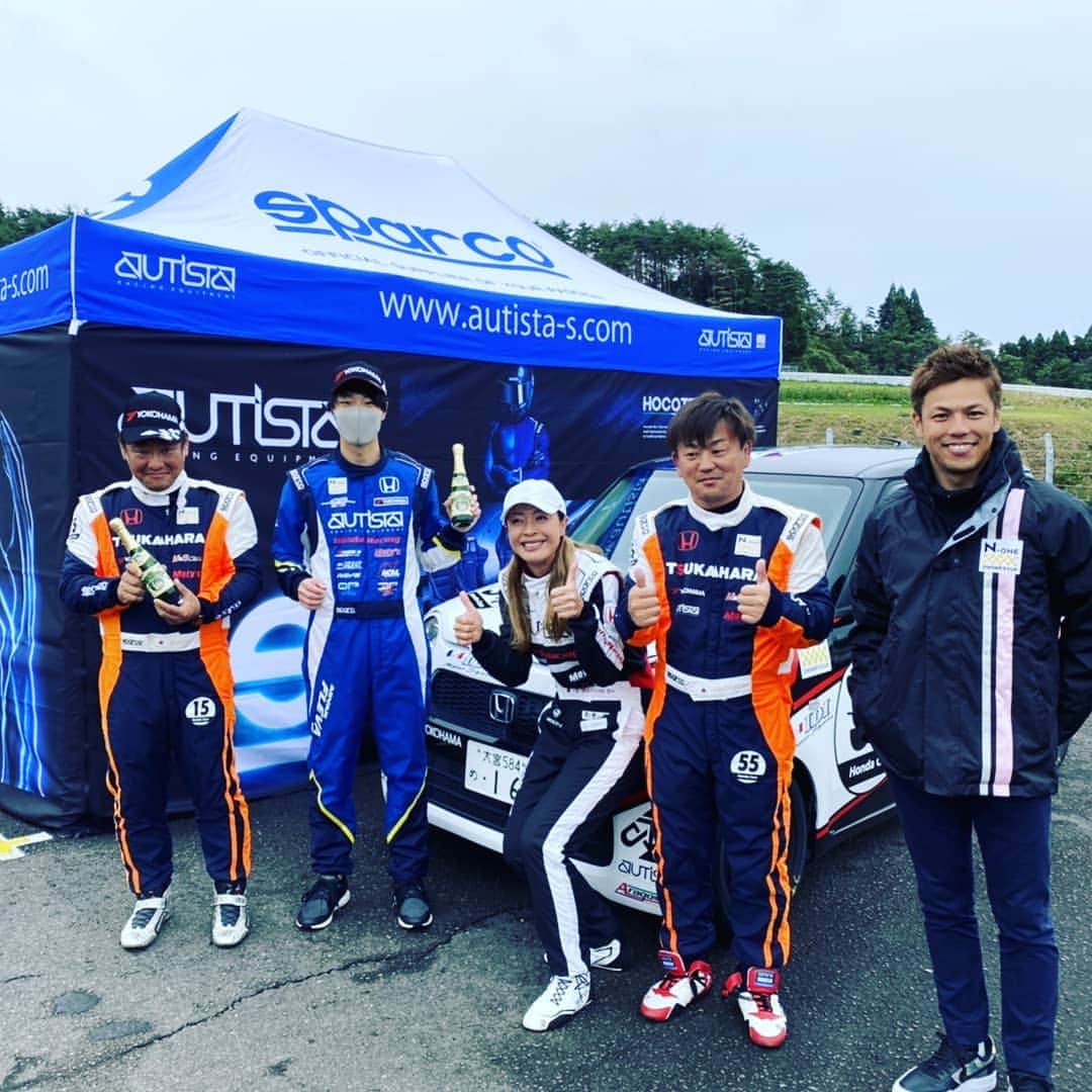 のインスタグラム：「🚘💨💨💨 🏁Noneオーナーズカップ🏁 Rd6 スポーツランドSUGO 予選23位　決勝25位(29台中) ハーフウェットの中での予選はTCSを入れてのアタックで前日の専有走行のぐずぐず具合よりは思いきって出来た💪 でも… 決勝は路面も乾いてきてTCSを入れたままでは、中盤抜かれまくって途中で解除出来たものの、時すでに遅し… 勇気を持ってスタートから解除出来ていたらな😣と、思う反面車の性能ってすごいなと思った瞬間でもあった✨やっぱり横滑りしないようにちゃんと守ってくれてるんだなって😝  Rd14 富士スピードウェイ 予選30位　決勝28位(54台中) 2020年最後のレースは一番走っている富士のラウンドだったので、なんとかこの2年参戦してきた経験が生かせられればなと💪 レースウィーク前の練習でSUGOチャンピオンに引っ張ってもらいながらも去年のタイムより3秒位速く走れたので自分の中で今回は中盤でレースが出来るのかな？と期待して望みました😳  予選は台数が多くて最後の1本にかけてアタックしたらそのタイムが採用されてめっちゃくちゃ嬉しかった😆 決勝はSCが入って全ラップバトルにはならなかったけど、前後見ながら車を前に速く進める事を今ある知識の中で最後まで出来た事は2年前よりも進歩したかなって自信を持てたレースでした😊✨  ゴルフの世界からモータースポーツの世界にも足を踏み入れた事は自分への挑戦です👊 でも続けられているのは本当に周りの人達に私は恵まれているから💫 いつもありがとうございます😆‼です❤  #エヌワンオーナーズカップ#エヌワン#AUTISTA#HONDA#YOKOHAMA#ADVAN#モータークラブ#アラゴスタ#モティーズ」