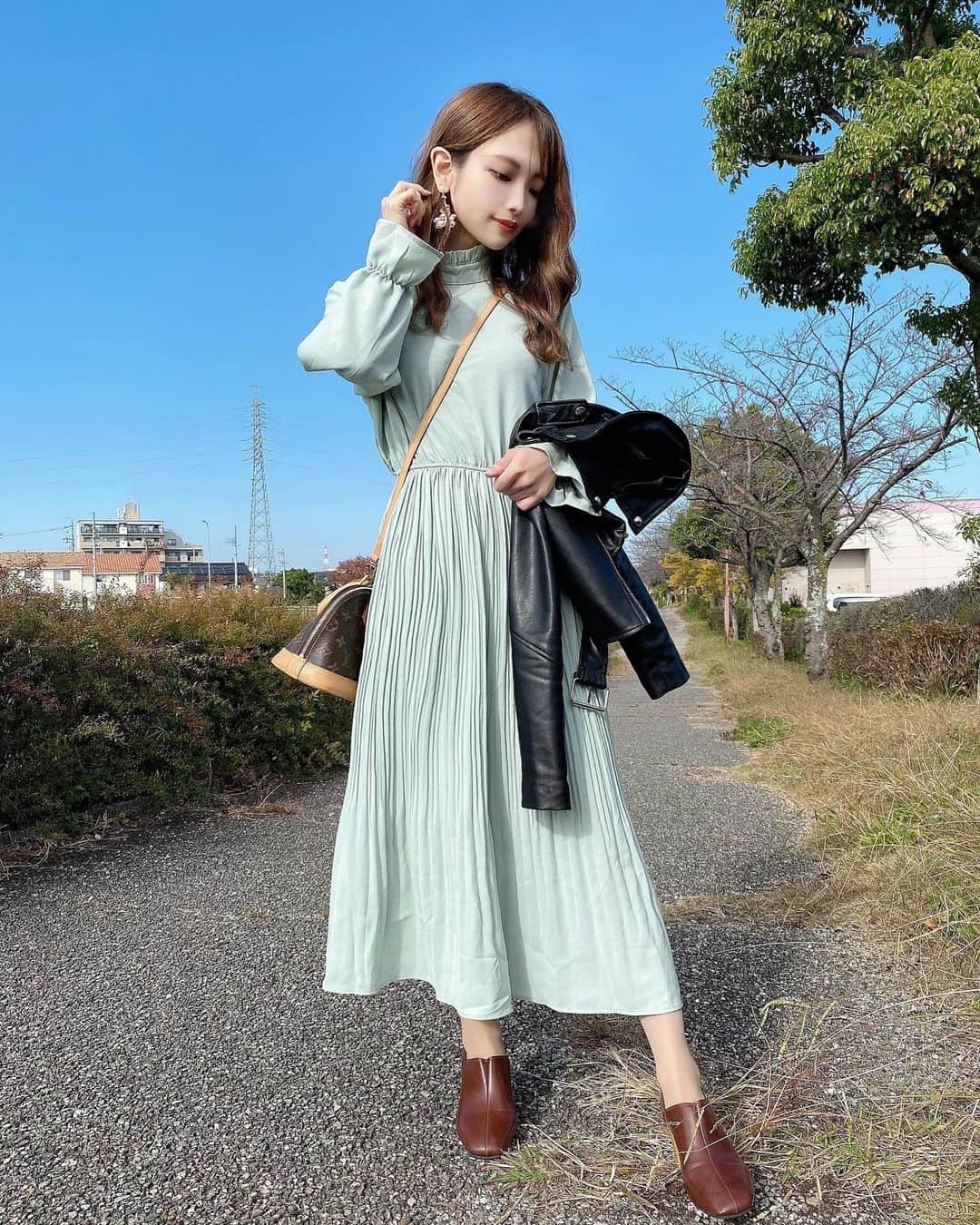 ちーちゃんさんのインスタグラム写真 - (ちーちゃんInstagram)「🌞 ・ 最近毎日めっちゃ晴れてるし 昼間はこんなかんじで 上着を手に持ち歩くくらい あったかくて嬉しいー🌼 ・ このまま止まってほしい🥺⏳ ・ ・ #秋服#秋服コーデ#低身長コーデ#秋コーデ#プチプラファッション#プチプラコーデ#韓国ファッション通販#オルチャンファッション#韓国ファッション#ライダース#ワンピース#ヴィトン#150cmコーデ#インフルエンサー#インスタグラマー#サロンモデル#名古屋#fashion#code#ootd#nagoya」11月16日 22時01分 - ___c.chan__