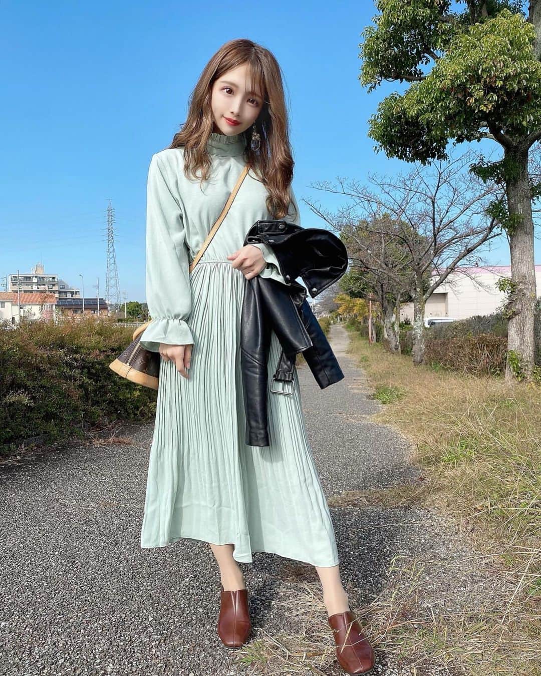 ちーちゃんさんのインスタグラム写真 - (ちーちゃんInstagram)「🌞 ・ 最近毎日めっちゃ晴れてるし 昼間はこんなかんじで 上着を手に持ち歩くくらい あったかくて嬉しいー🌼 ・ このまま止まってほしい🥺⏳ ・ ・ #秋服#秋服コーデ#低身長コーデ#秋コーデ#プチプラファッション#プチプラコーデ#韓国ファッション通販#オルチャンファッション#韓国ファッション#ライダース#ワンピース#ヴィトン#150cmコーデ#インフルエンサー#インスタグラマー#サロンモデル#名古屋#fashion#code#ootd#nagoya」11月16日 22時01分 - ___c.chan__