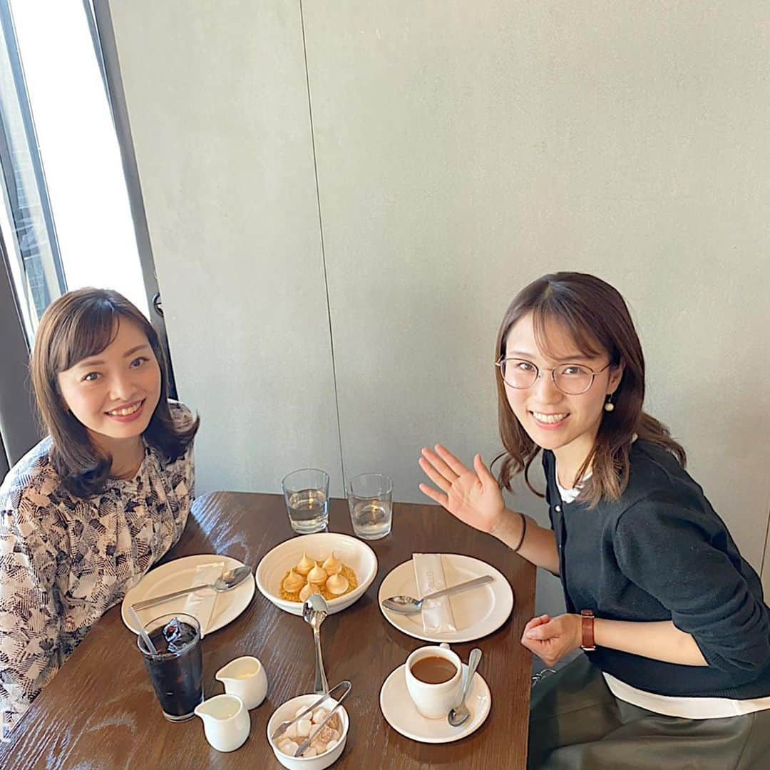 上代真希さんのインスタグラム写真 - (上代真希Instagram)「あゆみちゃんとランチ♡  go to eatのおかげで、すくすく成長中です😂  あっという間の3時間だったなぁ。。  バチェロレッテの話したかったのに、忘れてたー😭  次こそは、息子たちを会わせようね💖  #フリーアナウンサー#石田鮎美#上代真希#男の子ママ#おとこのこママ#もうすぐ2歳」11月16日 21時54分 - maki_kamidai