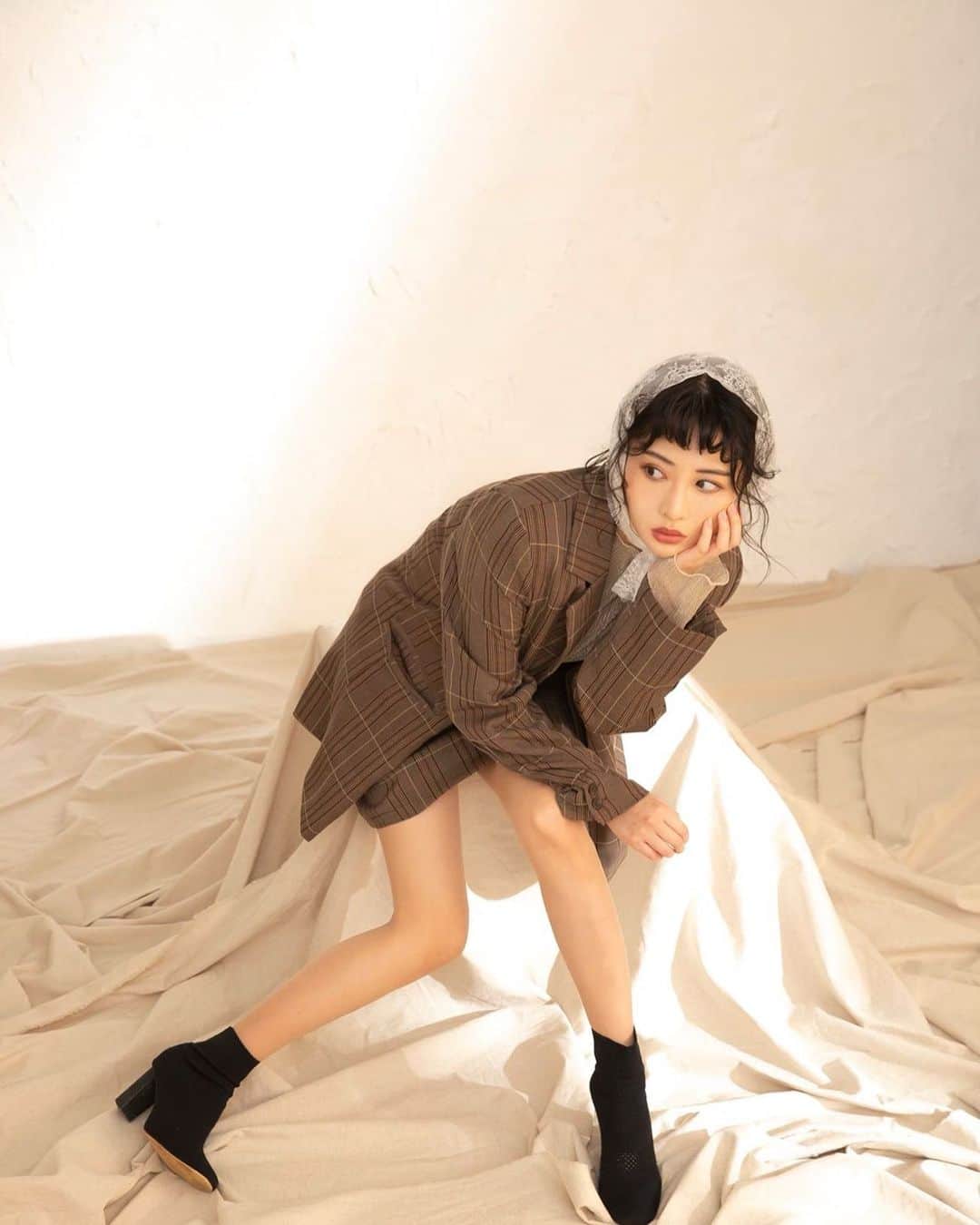 のインスタグラム：「こおしたりああしたりしながら 自分にしか出せない味出せたらいいな。🐰🤎なーんて。  久しぶりに足出してる写真ですね。 rétro*･゜ﾟ･*: . .  📷camera　@bunbun_1031  💄hairmake  @_shiii11o  . .」