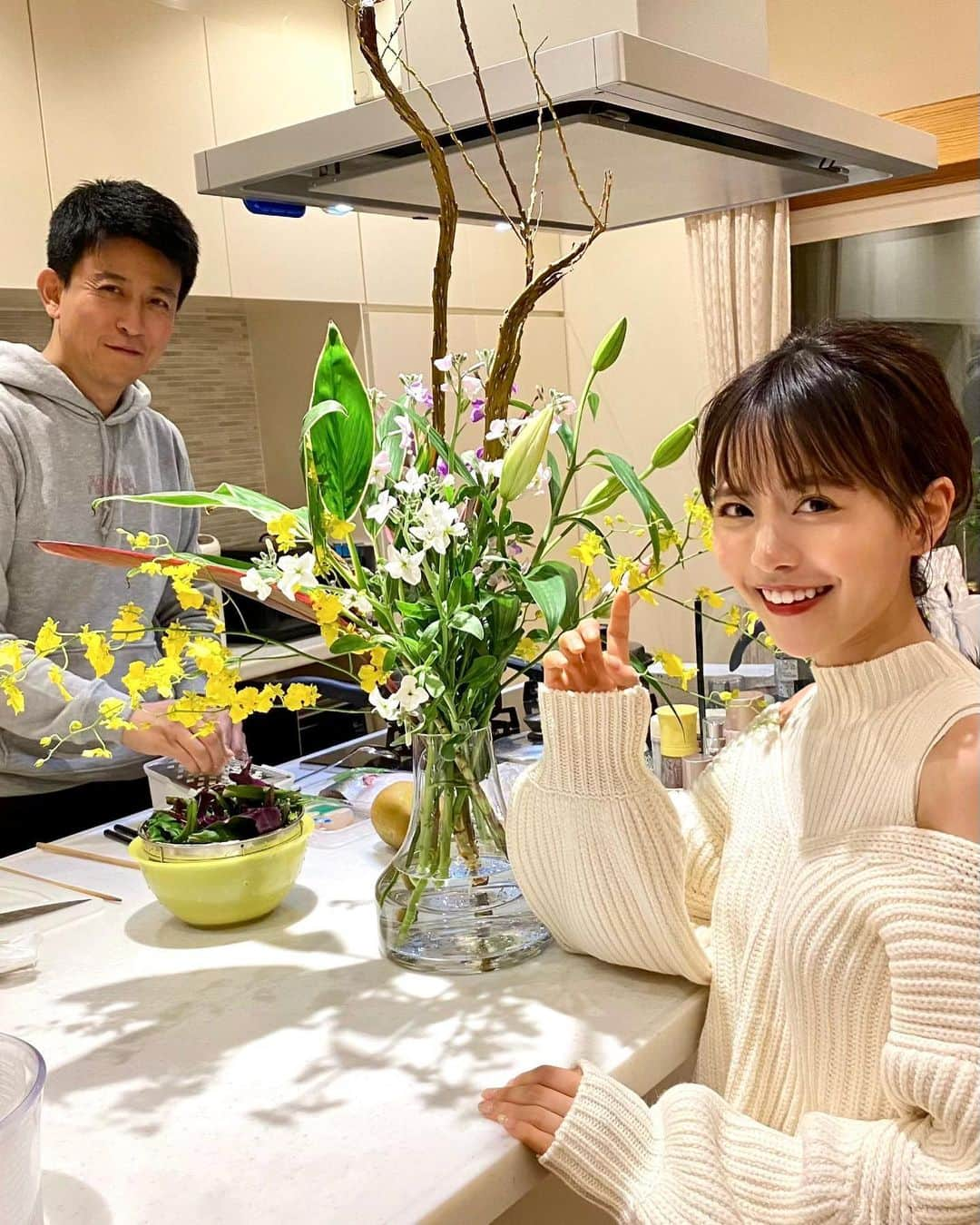 新田さちかさんのインスタグラム写真 - (新田さちかInstagram)「何気ない一枚🌼💕  母とお花あしらいをしてる風景をストーリーに載せたら、完成版みたいというリクエストを頂いたので☺️🙌🏼  照れ臭そうに映ってる父は、 夜ご飯の準備中👨🏼‍🍳  昔から父と母が仲良く料理をしている姿を見て育った私は、いつのまにかそんな2人を理想の夫婦の鏡としているような💕  高校生の時も、レンチンNGを出すワガママ娘のために、毎朝お弁当を作ってくれてました🦸🏼✨✨  そんなとーちが着てるのは、わたしがkangolさんとコラボさせて頂いた時に作ったパーカー🦘💕  2人とも、本当に本当にいつもありがとう。  特に父、株右肩上がりの投稿になったね🤣  上京してから3年、母と父、そしてペットの偉大さをしみじみと感じる今日この頃😽😽  #実家 #家族 #おはなのあるくらし」11月16日 21時55分 - sachat__official