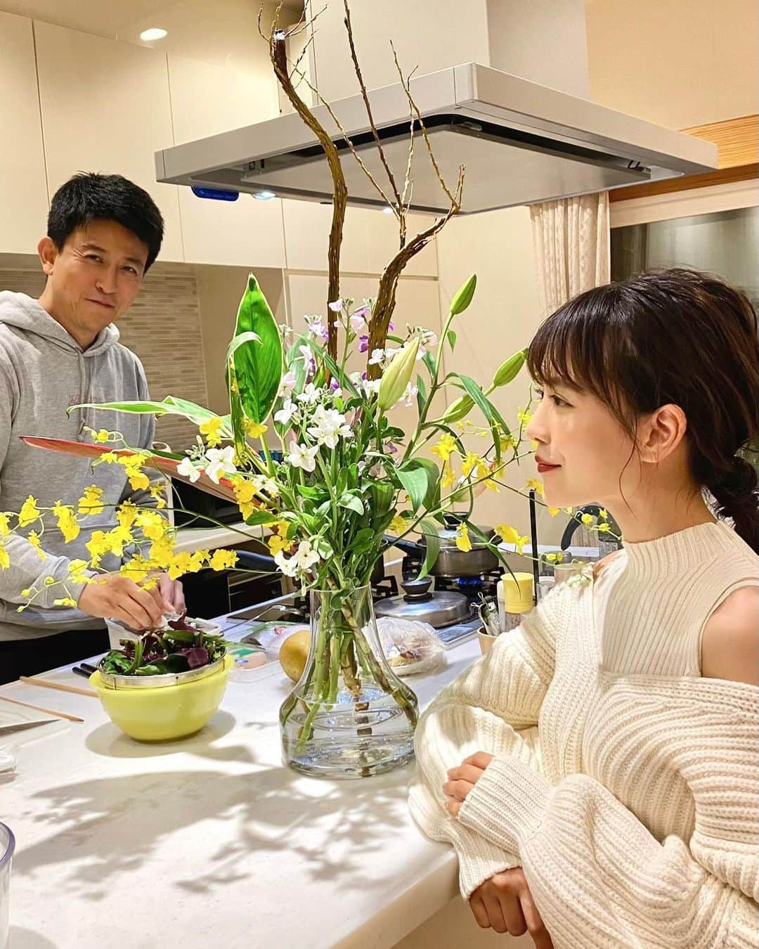 新田さちかさんのインスタグラム写真 - (新田さちかInstagram)「何気ない一枚🌼💕  母とお花あしらいをしてる風景をストーリーに載せたら、完成版みたいというリクエストを頂いたので☺️🙌🏼  照れ臭そうに映ってる父は、 夜ご飯の準備中👨🏼‍🍳  昔から父と母が仲良く料理をしている姿を見て育った私は、いつのまにかそんな2人を理想の夫婦の鏡としているような💕  高校生の時も、レンチンNGを出すワガママ娘のために、毎朝お弁当を作ってくれてました🦸🏼✨✨  そんなとーちが着てるのは、わたしがkangolさんとコラボさせて頂いた時に作ったパーカー🦘💕  2人とも、本当に本当にいつもありがとう。  特に父、株右肩上がりの投稿になったね🤣  上京してから3年、母と父、そしてペットの偉大さをしみじみと感じる今日この頃😽😽  #実家 #家族 #おはなのあるくらし」11月16日 21時55分 - sachat__official