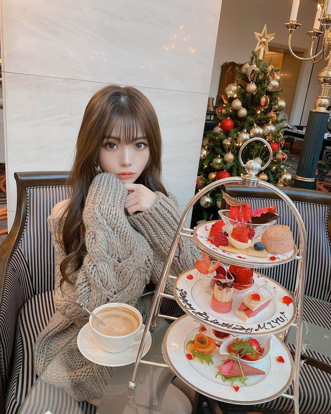 桜井美悠（みゆみゆ）さんのインスタグラム写真 - (桜井美悠（みゆみゆ）Instagram)「Special Afternoon Tea 🌹 . 大好きな @nachos_kimono が大好きなスイーツで 誕生日のお祝いしてくれた🍓🥺 . こんなに可愛いpresent幸せでしかありません。 食べるのもったいなかった、、 . いつもありがとう😭✨」11月16日 21時56分 - miyumiyu1112