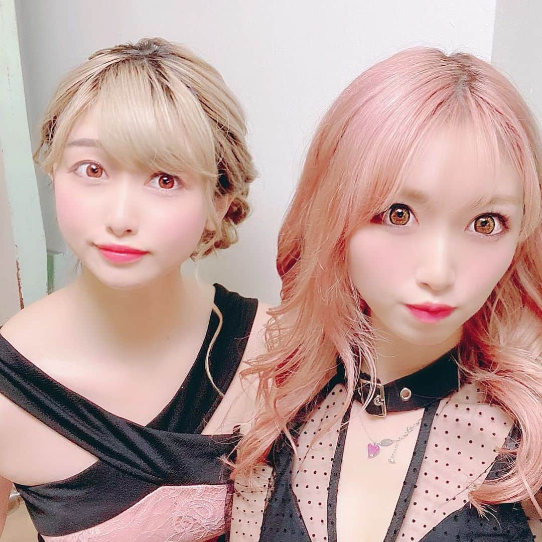 うららのインスタグラム：「久々の姉妹ショット♡  #姉妹 #ツーショット #兄弟 #歌舞伎町 #歌舞伎 #歌舞伎町キャバ嬢 #新宿 #お酒 #お酒好きな人と繋がりたい #お酒好き女子 #酒 #ピンク #金髪 #派手髪 #まとめ髪 #六本木 #ミナミ #夜 #夜職」