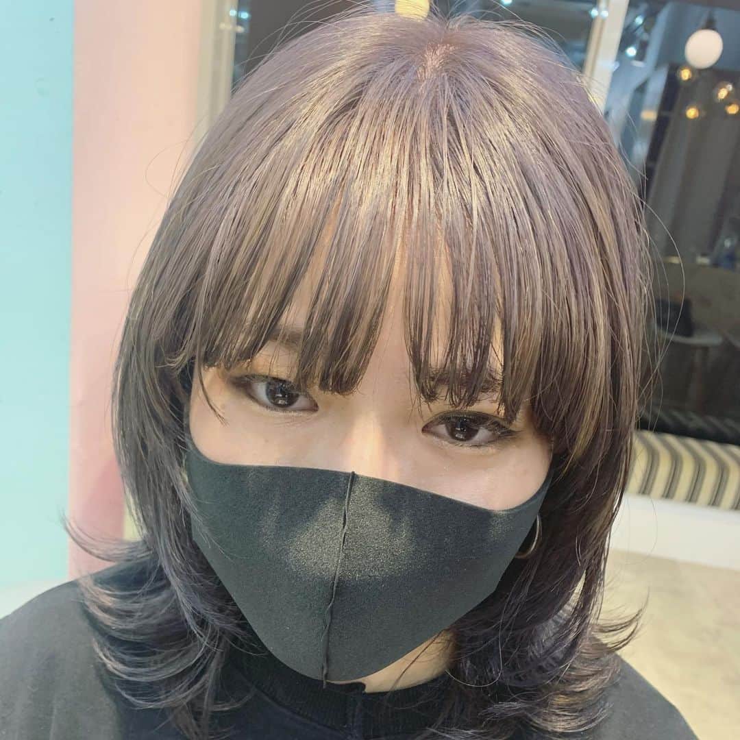 小松美緒のインスタグラム：「加工なしのpurple grey 。　 purpleって入れておくと抜けた時も　 すごく綺麗な残り方するのが　 良い仕事するんだよなぁ〜  だから好きなんだよなぁ〜。　 　 1〜2bleach✨　  きくちゃんお肌ツルツルで　 とてもうらやましかった♡   #wyethhair」