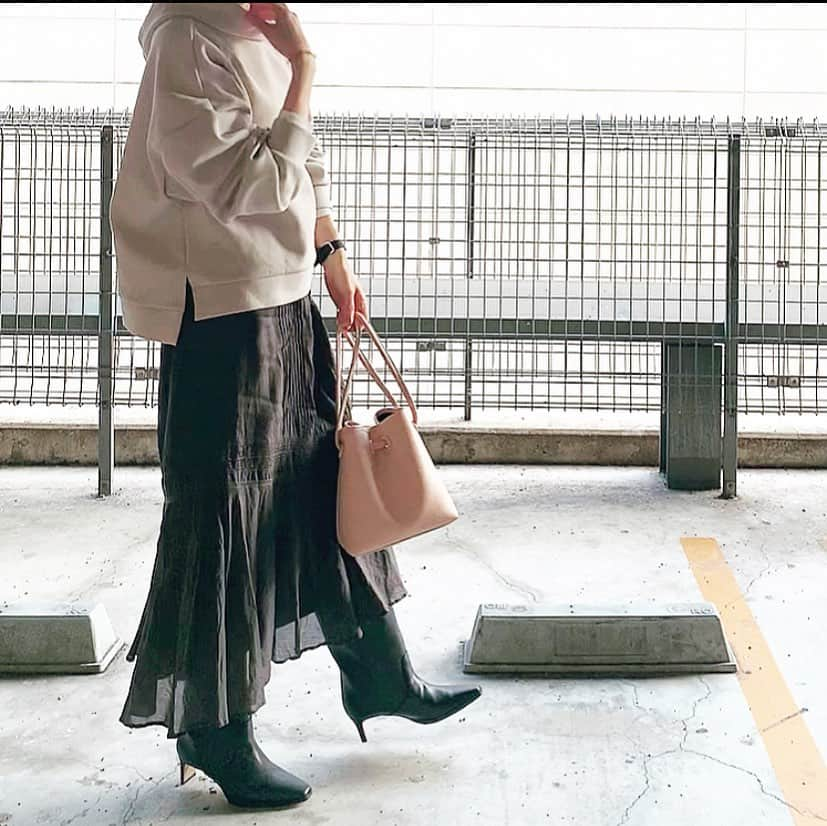 ree_mstorynさんのインスタグラム写真 - (ree_mstorynInstagram)「#coordinate  今日もあたたかくて 気持ちよかった 寸胴ブーツ ロングスカートと相性◎ですね ちょとガバガバして 歩きにくいけど‪𐤔 ・ ・ #ootd #ootd_kob #ponte_fashion #locari #大人カジュアル #ダブルフェイスプルオーバー #ロングスカート #ロングブーツ #ロングブーツコーデ #hm #gu #spickandspan #vasic #vasicbondmini #tomorrowland #vsco #vscam」11月16日 22時00分 - ree_mstoryn