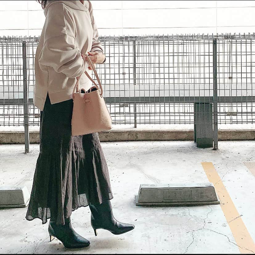 ree_mstorynさんのインスタグラム写真 - (ree_mstorynInstagram)「#coordinate  今日もあたたかくて 気持ちよかった 寸胴ブーツ ロングスカートと相性◎ですね ちょとガバガバして 歩きにくいけど‪𐤔 ・ ・ #ootd #ootd_kob #ponte_fashion #locari #大人カジュアル #ダブルフェイスプルオーバー #ロングスカート #ロングブーツ #ロングブーツコーデ #hm #gu #spickandspan #vasic #vasicbondmini #tomorrowland #vsco #vscam」11月16日 22時00分 - ree_mstoryn