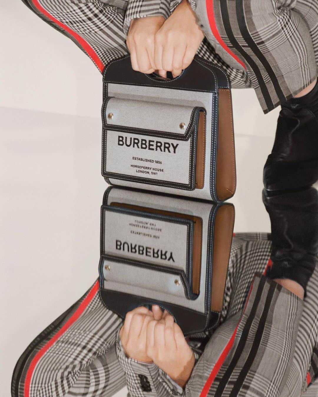 Burberryさんのインスタグラム写真 - (BurberryInstagram)「One for you, one for me   #BurberryFestive #ThePocketBag」11月16日 22時03分 - burberry