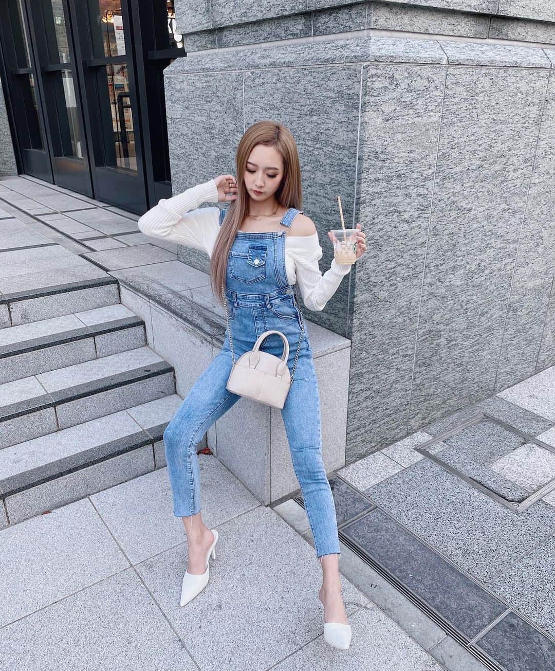 田村月光（ツッキー）のインスタグラム：「. #ツキクローゼット 🤍🤍 ・ ・ ・ 最近ポカポカじゃない?🧸 アウター無しでも外行けちゃう!! ・ ・ All Vered Code 🌹💋💋 ・ ・ ストレッチきいてるからこのサロペット 着やすいんだ〜😳 黒もあるよー!! ・ @vered.official 💖」