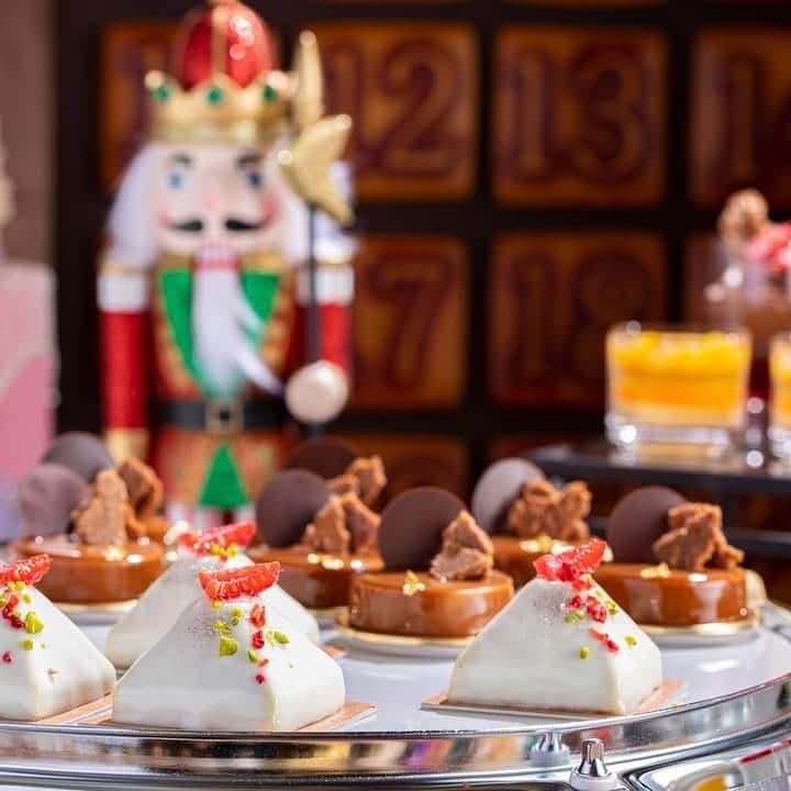 Conrad Tokyoのインスタグラム：「【ご好評につき開催時間追加】くるみ割り人形にインスパイアされたスイーツビュッフェをお楽しみいただけます。  The Christmas-inspired Nutcracker Sweet Buffet offers sweets and savory inspired by Prussian story "The Nutcracker and the Mouse King.  Share your own images with us by tagging @conrad_tokyo ————————————————————— #コンラッド東京 #コンラッド #ホテル #汐留 #東京 #新橋 #銀座 #セリーズ #スイーツビュッフェ #アフタヌーンティー #スイーツ #ブッフェ #ConradTokyo #StayInspired #Conrad #Tokyo #Shiodome #Shinbashi #Ginza #sweets #buffet」