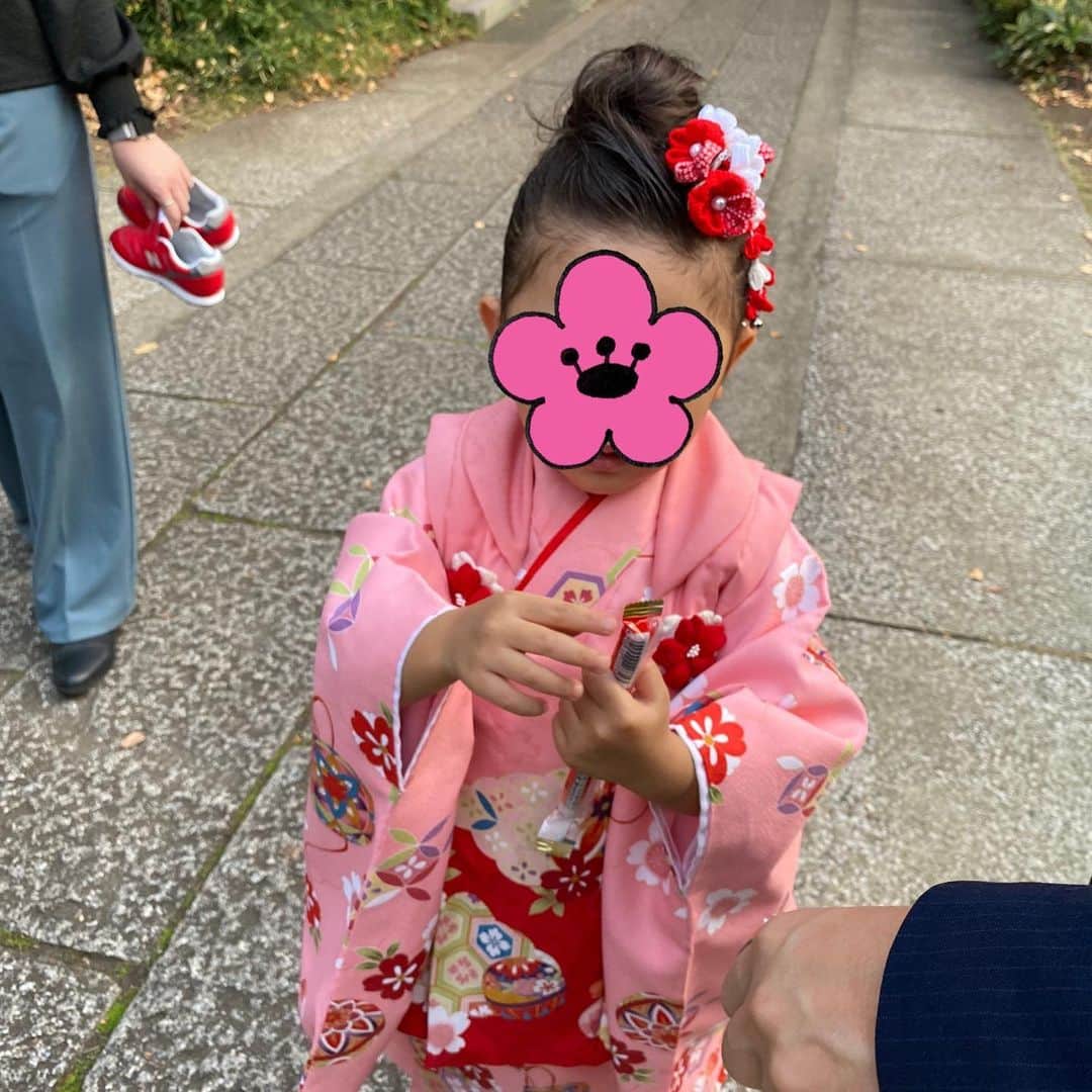 近藤千尋さんのインスタグラム写真 - (近藤千尋Instagram)「長女の三歳の七五三❤️ 十愛ちゃんおめでとう🥰  美羽のお昼寝のタイミングやら 十愛のご機嫌とったり、、 夫婦でてあたふた🤣🤣🤣🤣  毎度のこと着物を着て二人を追いかけ回すのは本当に体力勝負。笑 着物👘乱れまくり。笑  写真館は　@happily_jiyugaoka 📷 データ楽しみだな〜❤️  撮影の後は、 写真館の近くの神社に行きました⛩  私と十愛のヘアは　@logriho1001 🥰 りほちゃんありがとう💜  子供達も、パパも ぐっすり寝てます🌠笑」11月16日 22時18分 - chipichan.1215