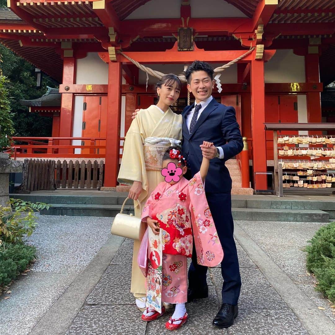 近藤千尋のインスタグラム：「長女の三歳の七五三❤️ 十愛ちゃんおめでとう🥰  美羽のお昼寝のタイミングやら 十愛のご機嫌とったり、、 夫婦でてあたふた🤣🤣🤣🤣  毎度のこと着物を着て二人を追いかけ回すのは本当に体力勝負。笑 着物👘乱れまくり。笑  写真館は　@happily_jiyugaoka 📷 データ楽しみだな〜❤️  撮影の後は、 写真館の近くの神社に行きました⛩  私と十愛のヘアは　@logriho1001 🥰 りほちゃんありがとう💜  子供達も、パパも ぐっすり寝てます🌠笑」
