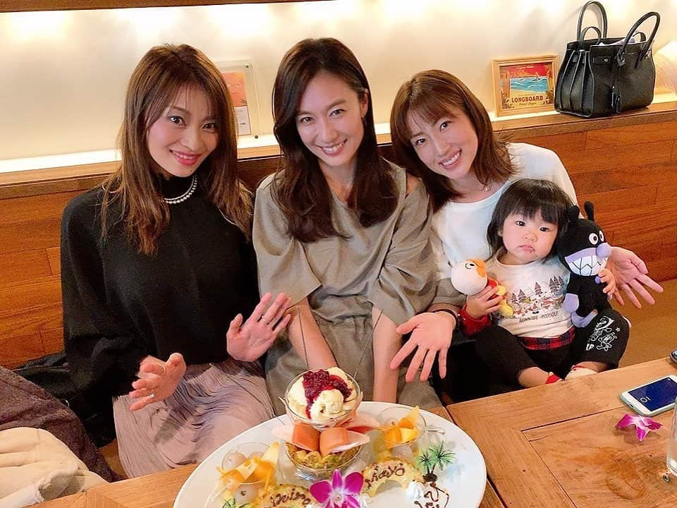 庄司ゆうこさんのインスタグラム写真 - (庄司ゆうこInstagram)「今日はちひろちゃんとまよちゃんのお誕生日お祝い🥂✨✨ 美人インストラクターを代表する2人ですが、PSYに入って8年以上たつ2人です🥺ずっと長く一緒に働いてくれて本当に感謝です🥰 そして最後の動画、、笑 まりお先生のおっぱい、更に大きくなったと思いませんか？🤣笑 #ツナミ#tsunami#ハワイアンカフェ#ハワイアンレストラン#恵比寿ランチ#psy古株メンバー#ポジティブスターヨガ#11月生まれ#お誕生日会#ハッピーバースデー#巨乳#まりお先生」11月16日 22時19分 - yuko.shoji