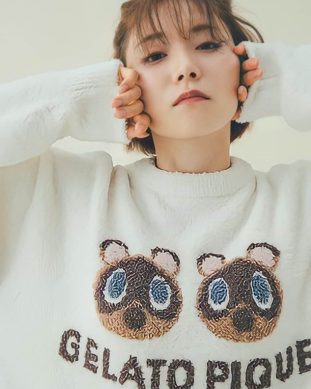 松岡茉優　ファンアカウントのインスタグラム：「. gelato pique × あつ森 の新作を茉優ちゃんが着用しています！ 12/22(火)には茉優ちゃんが表紙のブランドブックも発売されます🎶 . #松岡茉優#あつ森#あつまれどうぶつの森 #gelatopique#ジェラートピケ#ジェラピケ#ショート#パジャマ #かわいい#2020#女優#俳優#アイドル#モデル#映画#ドラマ#CM#アニメ#日本#Japan#cute#smile#instagood #beautiful#happy#love#おすすめ#いいね#Instagram#Twitter」