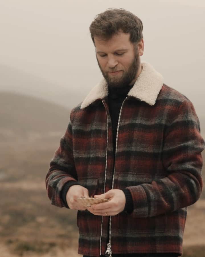のインスタグラム：「“I enjoy the vast emptiness of Scotland,” says Mac and Wild head chef Mr Waugh (@andywaughmacandwild).   “You can go hiking to the most incredible places and not see anyone for days, weeks or even months. But first and foremost, it’s my home and where I feel most comfortable. For a chef like me, the produce and the incredible quality is overwhelming – you don't have to go far before meeting the local fisherman or slamming the breaks on to harvest a crop of chanterelles.”   This is Mr Waugh’s in-the-wild recipe for scallops:   - Use dived scallops, which are the most sustainable way of fishing for scallops, helping to protect the seabed and the ecosystem.  - To shuck the scallops, all you need is a butter knife and spoon. - Push the knife through the gap at the hinge and slide it up the flatter of the two halves to open it up. - Spoon the contents out. You only need the white muscle, the foot (red/ orange bit) is optional. Throw away the rest. - I like to eat them very simply, so fry with rapeseed oil, chunks of garlic, a squeeze of lemon juice and a handful of coriander.   Mr Waugh wears a full look by @mrp. Swipe right to shop the look.   #MRPORTERinthewilderness #FriendsMRPORTER  Film by @jasonyeomanmedia  Photography by @leighbrun」