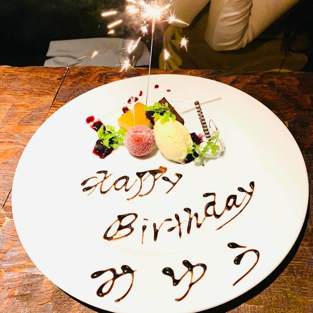 みちょママ（みちょぱ母）のインスタグラム：「ちょっと遅れて美優の22歳の誕生会🎉今年はお兄ちゃん来れなかったけど… こうして毎年いくつになっても家族でお祝いしていきたいね😌 改めておめでとう㊗️  #誕生日 #家族#池田美優みちょぱ」