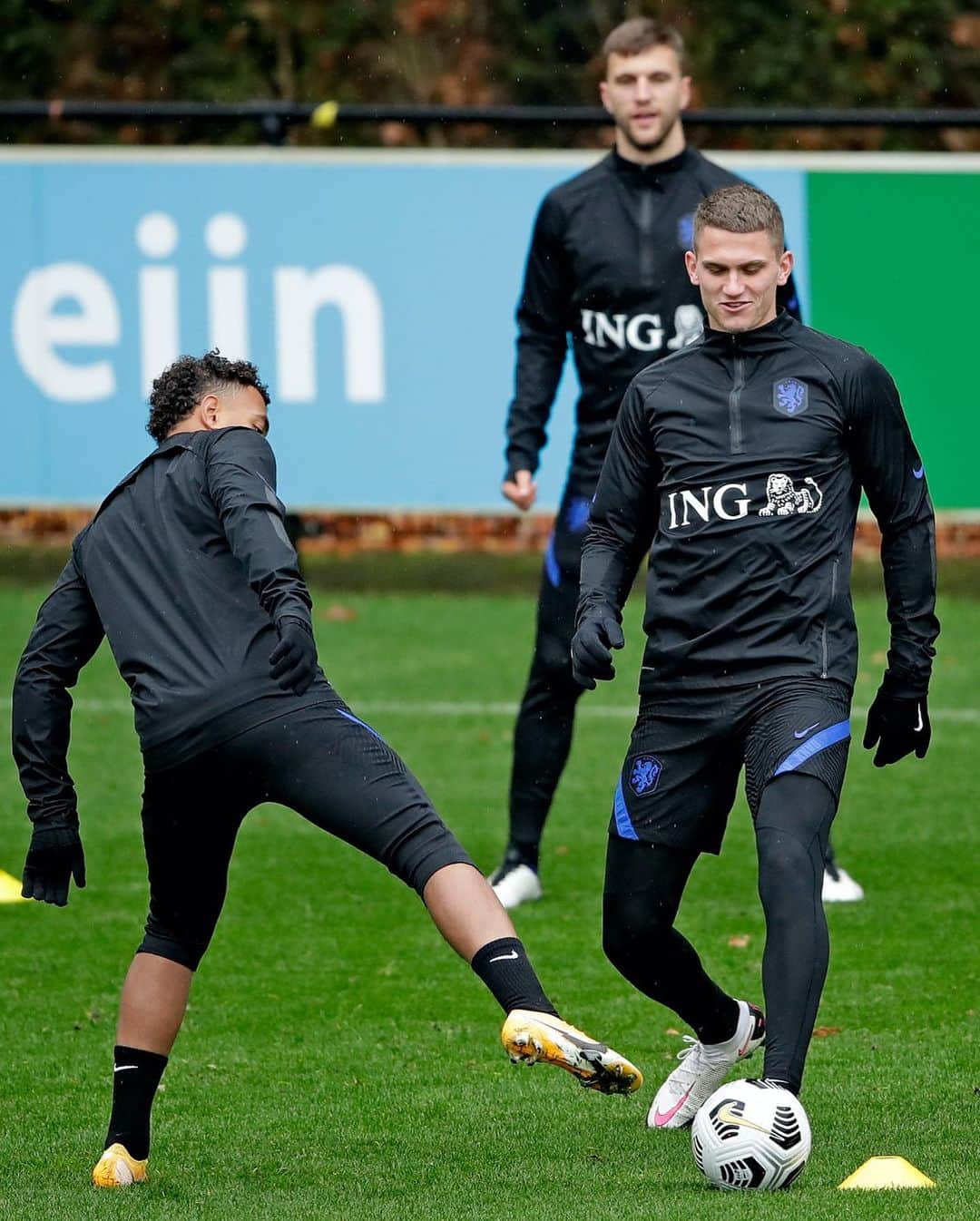 サッカー オランダ代表チームさんのインスタグラム写真 - (サッカー オランダ代表チームInstagram)「Training mood = winning mood! 😁🦁」11月16日 22時15分 - onsoranje