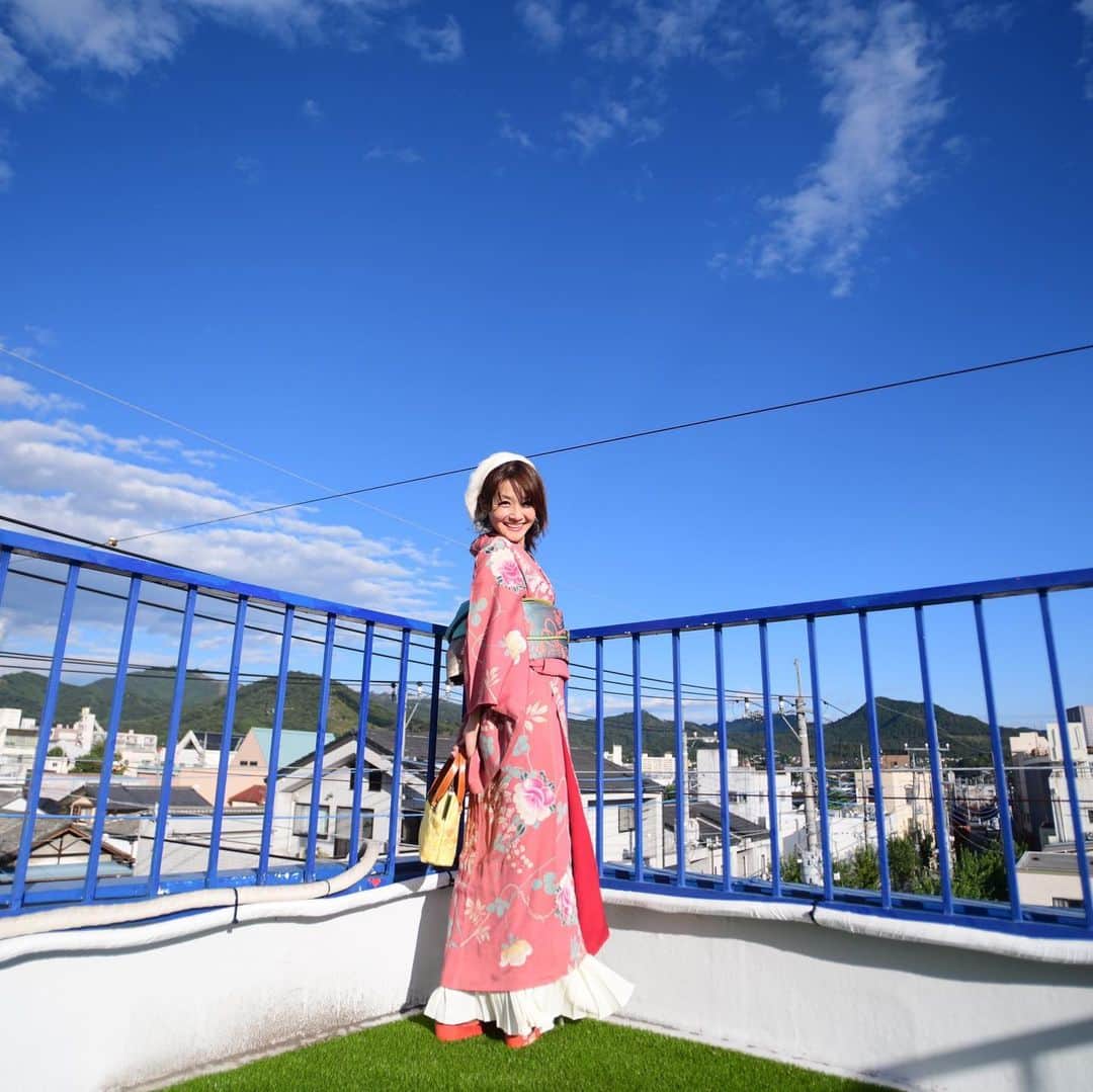 のインスタグラム：「✨ 「きものかわいい」の撮影データをいただきました❤︎  着物や小物は全ておまかせしたら「絶対にこれ！」と、アンティークのくすみピンク！！やっぱり〜！ 私も、周りからの自分のイメージは解っていますよ。笑  付けまつ毛なんて、いつの撮影以来だろう。 文字通りの可愛いに創り上げていただきました☻  そして、桐生の景色の素晴らしさよ！ とーーーっても、楽しい撮影でした。 ありがとうございました！  #撮影 #ポートレート  #着物  #アンティーク着物  #桐生  #群馬県 #きものかわいい  #きものかわいいプロジェクト」