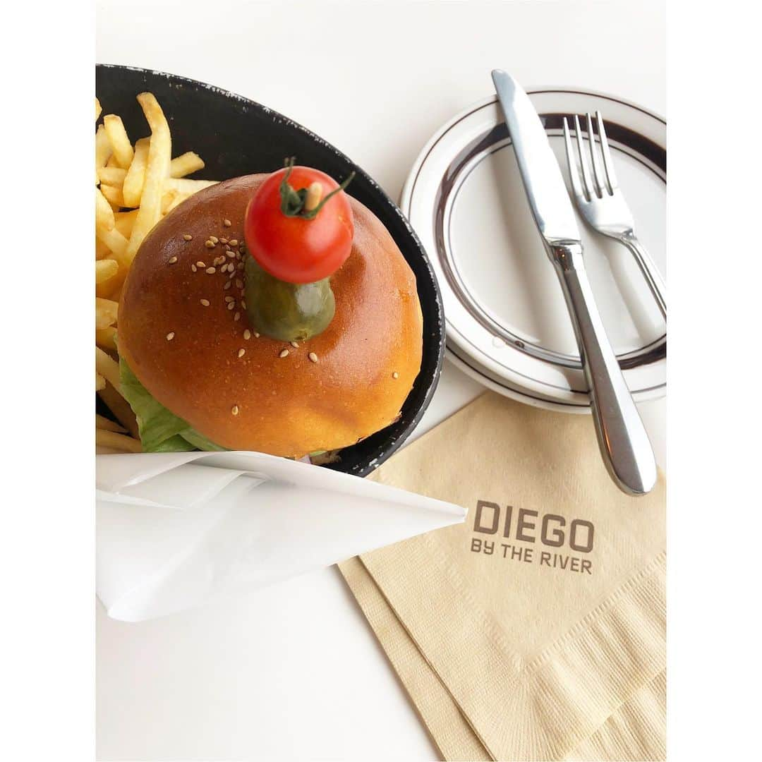 西尾春香のインスタグラム：「. ハンバーガー🍔🍟 美味しかった🤤 . #diego #湘南 #片瀬江ノ島 #ハンバーガー #グルメ」