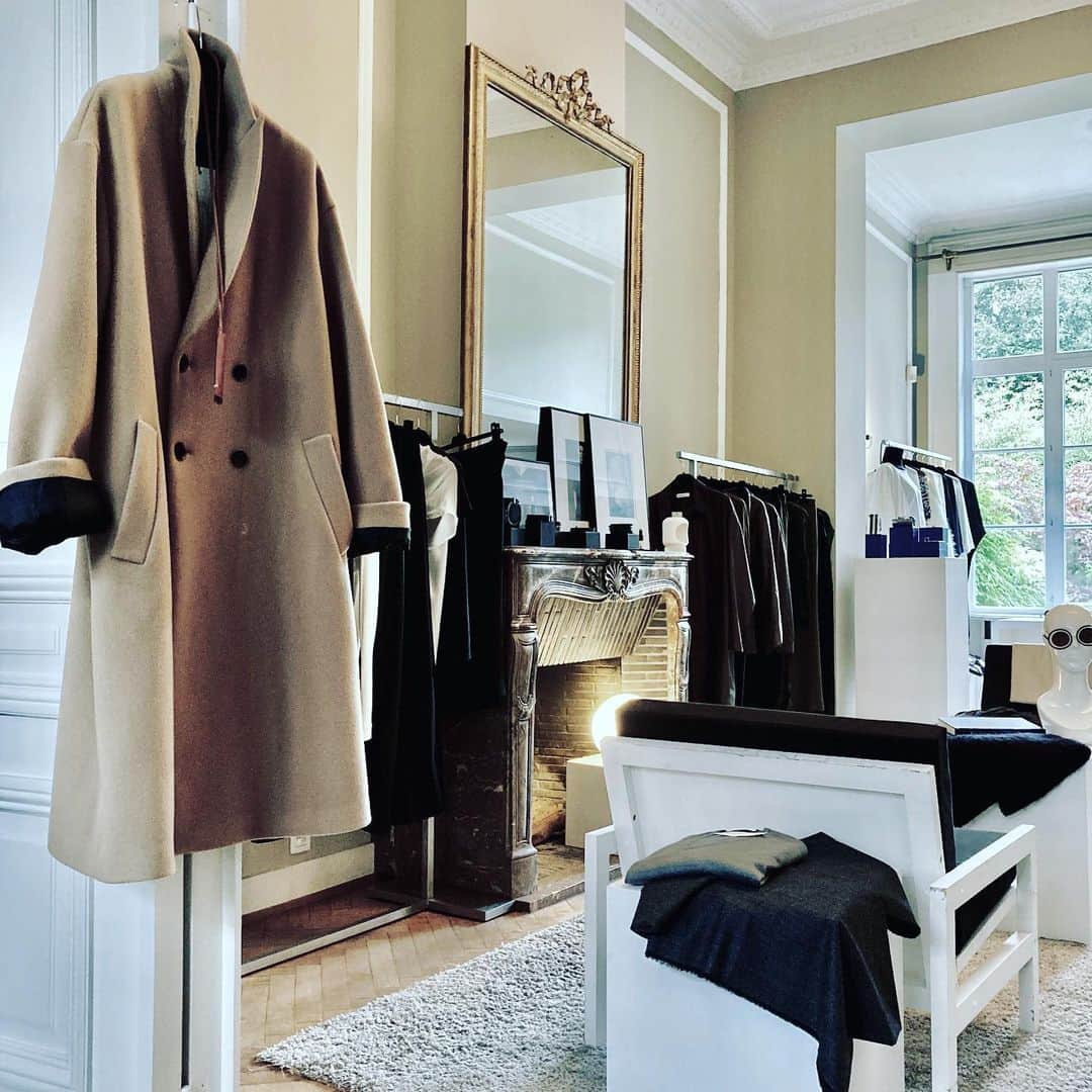 のインスタグラム：「#jeanpaulknott #knottshop #newspace #newway #byappointmentonly #newadresse #147ruefranzmerjey1050bruxelles」
