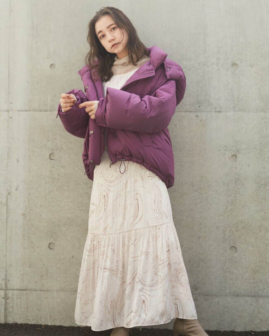 のインスタグラム：「. . パープルダウンって着てみると 思ったより合わせやすいので 是非チャレンジしてほしいアイテムです🍇  こちらは @snidel_official   私は2年前からパープルダウン着てます✌︎ 2枚目（突然の昔のディズニー写真）画質（笑）  #SNIDEL #スナイデル」