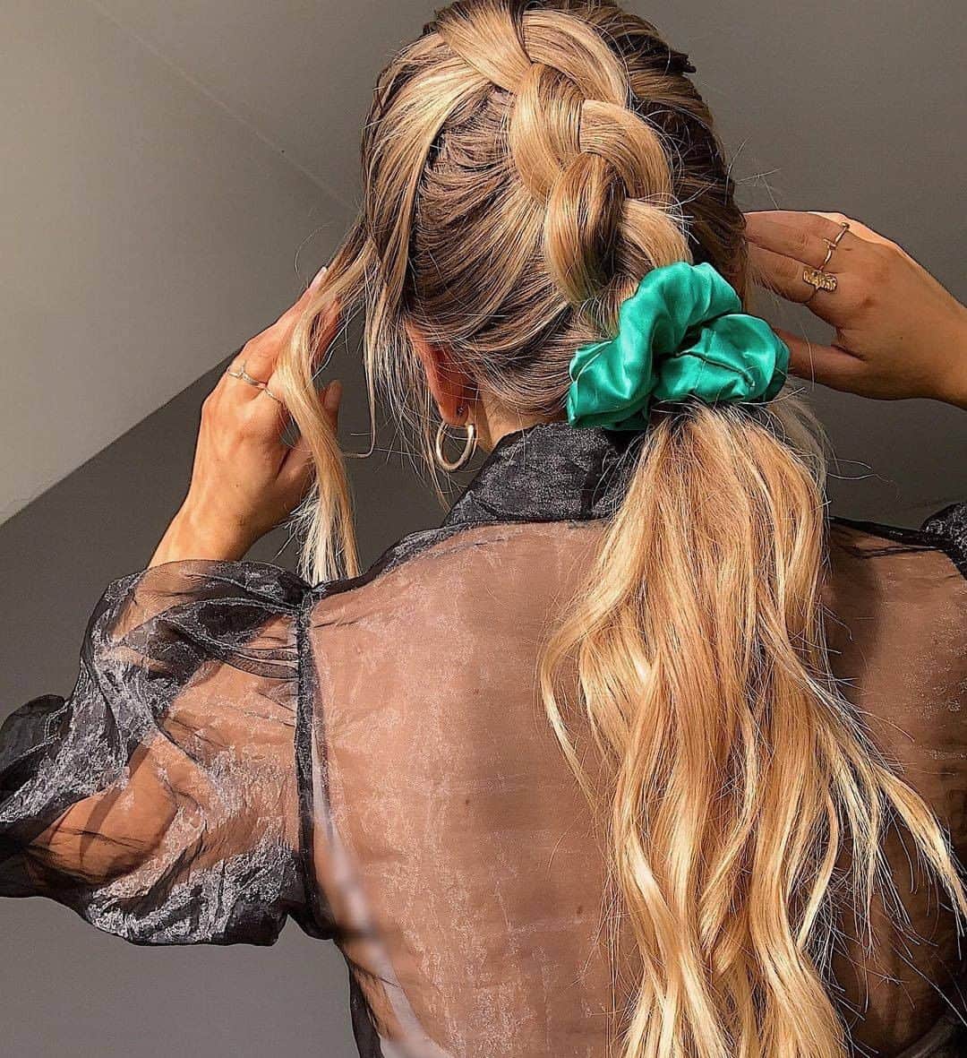 ghd hairさんのインスタグラム写真 - (ghd hairInstagram)「It's a ponytail kind of day ✌️✨ @itsamanething   #ghd #ghdhairpro #ponytail #hairgoals #hairinspo #hairenvy #hairstyling #embellishedhair #hairstyling」11月16日 22時20分 - ghdhair