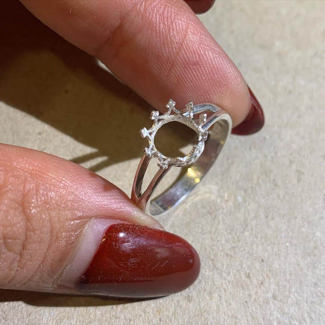 叶ここさんのインスタグラム写真 - (叶ここInstagram)「ご依頼でオーダージュエリーを製作中。  お守りになるような祈りを込めて、アメジストのリングを作っています。  磨き、磨いていく。  つけ心地もこだわり、削り、磨く。  祈り、祈る。 #jewelry #jewelrydesigner  #jewels  #ring  #rings  #gemstonejewelry  #ジュエリー #ジュエリーデザイナー  #ジュエリーアーティスト #リング #指輪 #パワーストーン  #パワーストーンアクセサリー」11月16日 22時20分 - coco_kanou