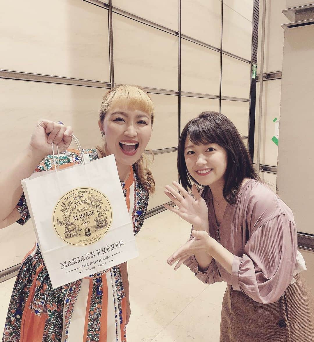 丸山桂里奈さんのインスタグラム写真 - (丸山桂里奈Instagram)「尾崎ちゃん😳❤️ 久々に会えたー めちゃ嬉しい😀😍🥰お祝い、いただきました😃 以前、ボンビーガールの部活めしで一緒にロケに行かせていただき仲良くさせてもらってましたー今はなかなかロケも行けない時多いので、、、やっとこさ会えました😀😃😄 バケット前でゆっくりできなかったけど、またゆっくり会いたいな❣️😎🤲 可愛い、尾崎ちゃん、いつも癒しをありがとう😍  #日テレ #バケット #尾崎ちゃん #可愛い #ふわふわ #またロケも行きたいな #お祝いいただきました #ありがとう #いい意味で #インスタバエ」11月16日 22時22分 - karinamaruyama