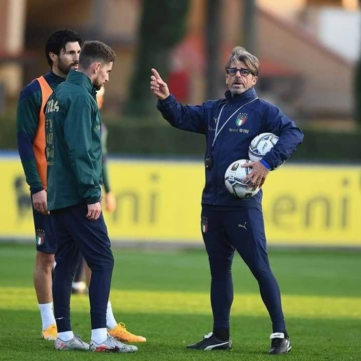 サッカーイタリア代表さんのインスタグラム写真 - (サッカーイタリア代表Instagram)「#Nazionale 🇮🇹 #Azzurri al lavoro per preparare la sfida con la #Bosnia 🇧🇦  📺 Oltre 6,6 milioni di telespettatori per #ItaliaPolonia . La notizia 👉🏻 www.figc.it . . We are back to work today ahead of the game against Bosnia 🇧🇦 📺 Over 6 million viewers tuned in to #ItalyPoland  . Find out more on www.figc.it/en . #NationsLeague #UNL #VivoAzzurro」11月16日 22時24分 - azzurri