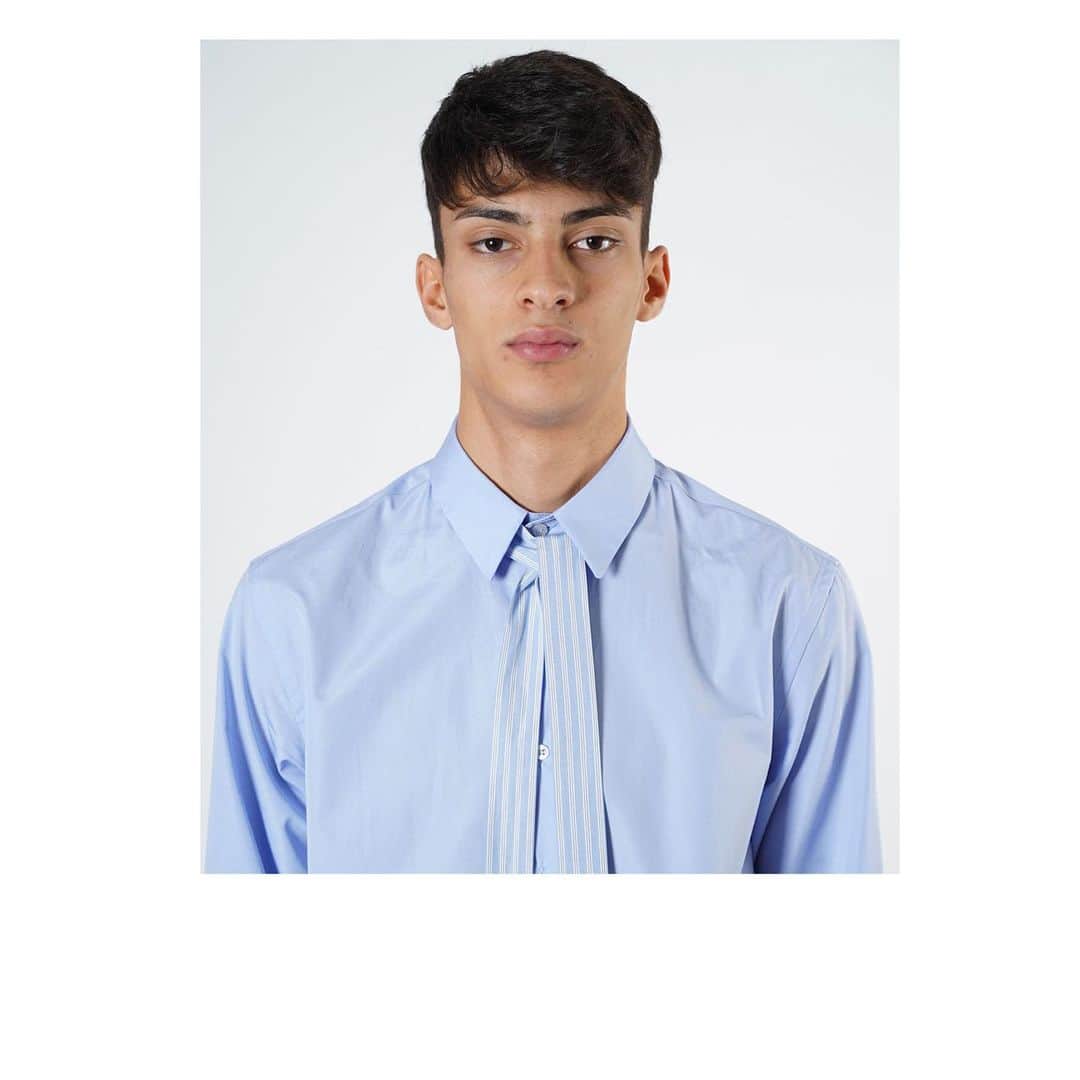 アンドレアポンピリオのインスタグラム：「THE NEW TIGNES SHIRT💥  REGULAR FIT SHIRT WITH CONTRASTING SKINNY COTTON TIE. THE PERFECT SHIRT TO FEEL CLASSIC OR FANCIFUL WITH THE NEW DANDY TIE 👔  AVAILABLE AT AP SUPERMARKET (link in bio) AND IG SHOP  #AndreaPompilio #lovemeforeverornever  #APSUPERMARKET #FW20 #mandeinitaly  #milano」