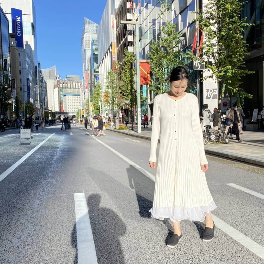 山部朱里のインスタグラム：「. . 【色んな白が世の中にはあるんです】 . . ノーブランドの白のボタンワンピース。 二千円くらい。 生地はなめらかでふんわりしています。 柔らかい生地なのに重厚感があるので、オンオフどっちにも使えます。 ブーツやベルトなどでも表情かわります。 写真撮ったときは太陽の光をたくさん吸収してくれて、干した布団の気分でした。 気持ちよかった。 合わせたのは黒柳徹子さんのチャリティイベントで購入したスカート。 過去投稿あります。 裾のフリルが私らしくなくて好き。 マリン部の会見のときにも着用しました！ ジャケットとも合います！ 首元には赤いストール。 目線は上へ！ バイバイしたときに、かわいいフリルに気付いてもらえたらいい！ そんな気分。 . . #ママコーデ  #プチプラコーデ  #プチプラファッション  #ママファッション #子育て #育児 #年子 #男の子ママ  #兄弟  #銀座 #スカート #ワンピース #プチプラ #散歩 #お出かけ」