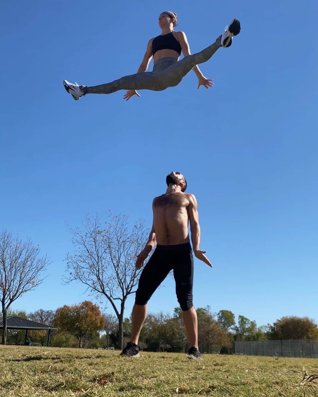 アシュリー・ケインのインスタグラム：「Just a girl who loves getting yeeted into the air 👍🏻」