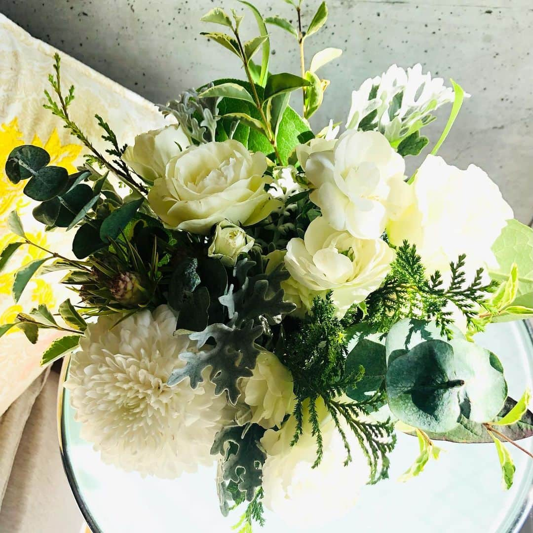 team_omotesandoのインスタグラム：「For white wine night 🥂  #花のある暮らし #flowerstagram #flowers #丁寧な暮らし #lilltlehappiness #littleappreciationpost #littlethankyou #peacefullife」