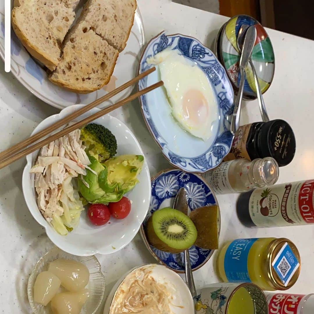 森進一のインスタグラム：「朝はこんな感じのメニューです。 パン、ヨーグルト、ラッキョウは手作り…」