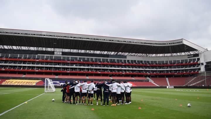 サッカー コロンビア代表チームのインスタグラム：「🎥 Así fue nuestro entrenamiento en el Estadio Rodrigo Paz Delgado 🤜⚽🤛  #VamosColombia 🇨🇴」