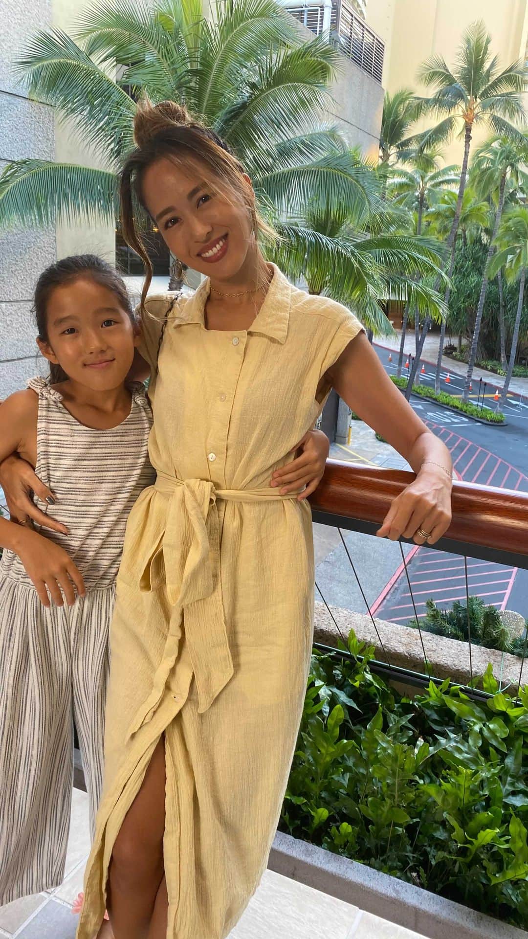 Mieのインスタグラム：「日本は寒くなってきたかな？冬ってだんだん空気も乾燥してくるよね。 ハワイも朝晩は少し風が強く吹いて、涼しくなってきた。  わたしもリアも夏の強い日差しで焼けてるよね😝私たち日焼けしてるけどお肌が絶好調！  私は乾燥肌だから、全身しっかり保湿してあげないとお肌がパリパリになってしまう。 だから１週間に2−3回は、しっかりケアしてあげるようにしてるよ！自分のための美容時間💗 今日も良く頑張りました、今日も頑張ろうね！の意味も込めて。 今日は、私が使ってるマスクシートと とっておきのアイテムを併用して、家事に育児に忙しくても合間をぬってできる 時短！90秒で完了、美容方法を娘のリアと一緒にご紹介！  マスクシートって、大体10ー20分ほど浸透させるためにお肌につけておかなきゃいけないでしょ。 私は、無理なの！！自分で言うのもなんだけど、せっかちな故に効果があるものだけを選ぶのには長けてるのよ💕 時間をかける美容法ほど続かなくて、だから、みんなにも お勧めしたいのが、マスクシート（ホールフーズやアマゾンで自分に合いそうな成分が入っているもの購入👍🏾）と愛用中のスウェーデン発のブランドFOREOのトリートメントデバイスUFO（可愛いゴールド×ミントブル色）を使った方法。UFO専用の円形マスクも種類がいっぱいあるんだけど、今日は手持ちのマスクシートでも使えるからグッと幅が広がる！  これをやった後は、お肌の調子がすこぶる良くて、化粧のりもぜんぜん違う。 ぜひみんなにも試してもらいたい💕 リンクを貼っておくね！  ( https://foreo.se/2f2 )  #親子 #スキンケア #保湿ケア #美肌 #毛穴ケア #女子力 #大人女子 #美容好き #パック #韓国コスメ #マスク #FOREOUFO #PR @foreo_jp」