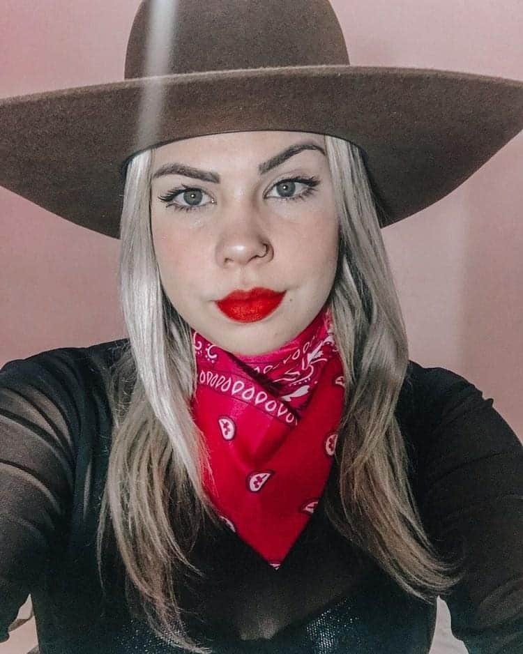 ベルナルジ・アニシオ・カルデイラ・ドゥアルテのインスタグラム：「Foto da nossa seguidora linda @laauradiio 🤠💖 •adms : @nandadlazare @marina.asc 📸 mande sua foto também • 𝑝𝑎𝑟𝑐𝑒𝑟𝑖𝑎𝑠 𝑚𝑎𝑟𝑐𝑎𝑑𝑎𝑠 𝑛𝑎 𝑓𝑜𝑡𝑜   . . . . . . .  #mundocountry #fotoscomcavalos #fotoscountry #cavalos #topcaipira #carimbaqueétop #aquiosistemaébruto #country #caipira #rodeio #vidanocampo🌱 #muladeiros#sertanejoraiz #sertanejouniversitário #sertanejando #semfrescura #cavalo #cavalos #cowgirl #cowtrylife #mato #brutos #brutosebrutas #roça #brutas #rustico #brutarusticaesistematica #veterinária #brutasistematica #agronomiabruta #sertanejo」